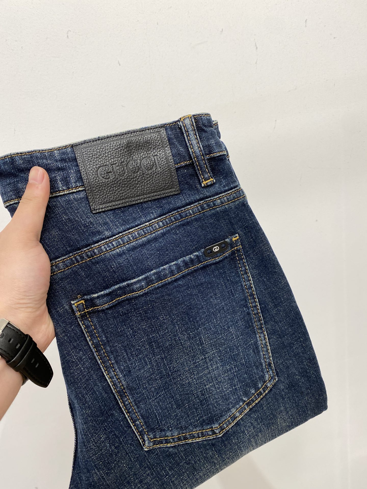 NO:571236,Gucci, 2025 latest products, available at counters at the same time, original goods, washed casual jeans, imported original washed stretch fabrics, comfortable and elastic, original hardware accessories decorated with logo, super correct version, extremely high grade, counter quality, fashionable and stylish upper body, size 30-38, jeans, alexander wang19860909古奇、 2025最新品,专柜同步有售,原单狠货,水洗休闲牛仔裤,进口原版水洗弹力面料,舒适有弹性,原版五金辅料装饰logo,版型超正,档次极高,专柜品质,上身时尚有型,码数30-38,,jeans,alexander wang,Men's clothing