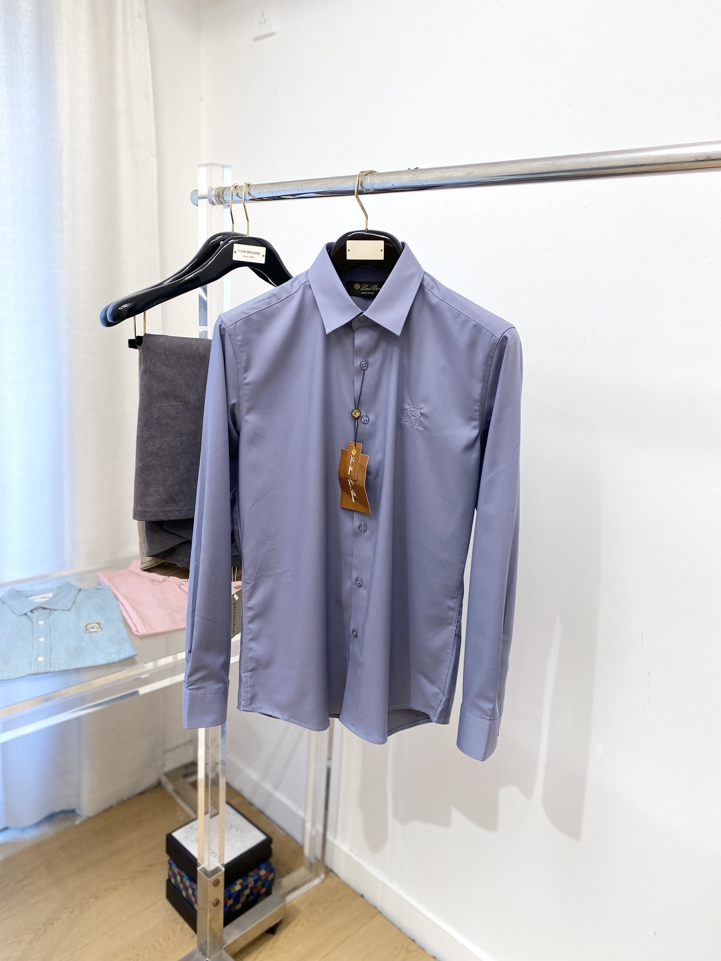 NO:571221,LP, 2025 new shirts, fashionable and handsome, simple and versatile, customized original fabric, not only crisp and trendy silhouette, but also comfortable to wear, more delicate yarn weaving, code size M-3XL,,loro piana,shirts,alexander wang19860909LP、2025新品衬衫,时尚帅气,简约百搭款,定制原版面料,不仅挺括,保持潮流的廓形,又穿着舒适,纱织更细腻,码数M-3XL,,loro piana,shirts,alexander wang,Men's clothing