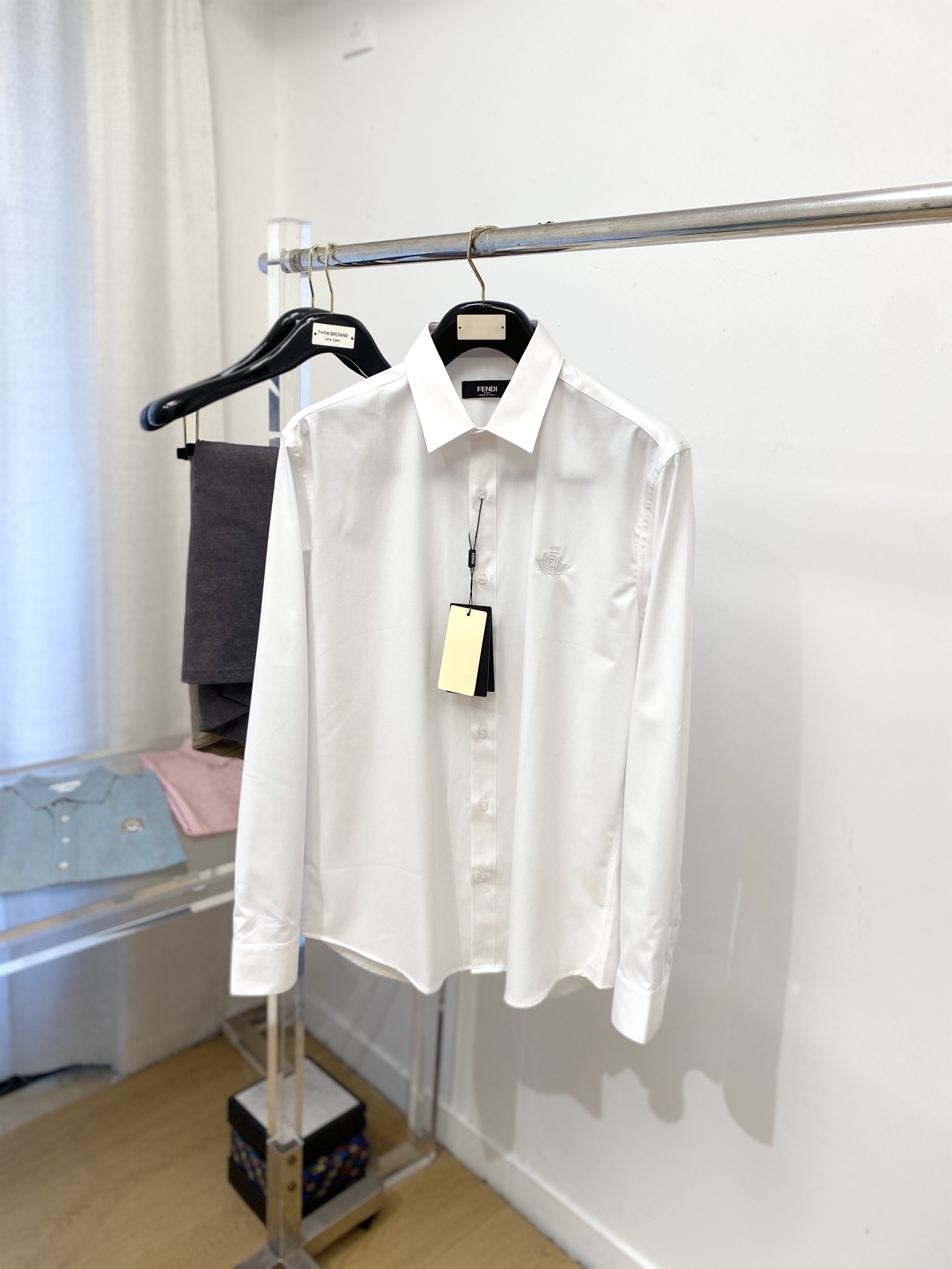 NO:571223,Fendi, 2025 new shirts, fashionable and handsome, simple and versatile, customized original fabrics, not only crisp and trendy, but also comfortable to wear, more delicate yarn weaving, code size M-3XL,,fendi,shirts,alexander wang19860909芬迪、2025新品衬衫,时尚帅气,简约百搭款,定制原版面料,不仅挺括,保持潮流的廓形,又穿着舒适,纱织更细腻,码数M-3XL,,fendi,shirts,alexander wang,Men's clothing
