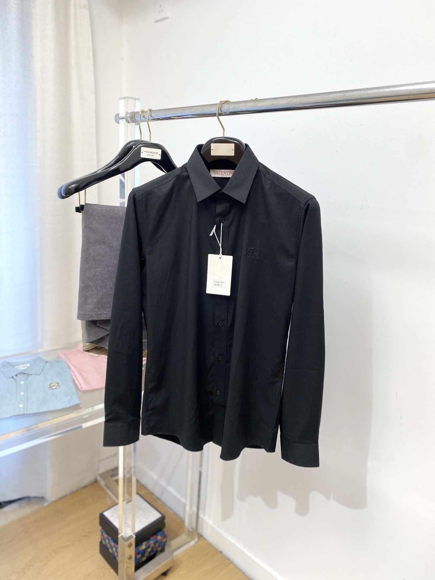 NO:571225,Valentino, 2025 new shirts, fashionable and handsome, simple and versatile, customized original fabric, not only crisp and trendy silhouette, but also comfortable to wear, more delicate yarn weaving, code size M-3XL,, valentino, shirts, alexander wang19860909华伦天奴、2025新品衬衫,时尚帅气,简约百搭款,定制原版面料,不仅挺括,保持潮流的廓形,又穿着舒适,纱织更细腻,码数M-3XL,,valentino,shirts,alexander wang,Men's clothing