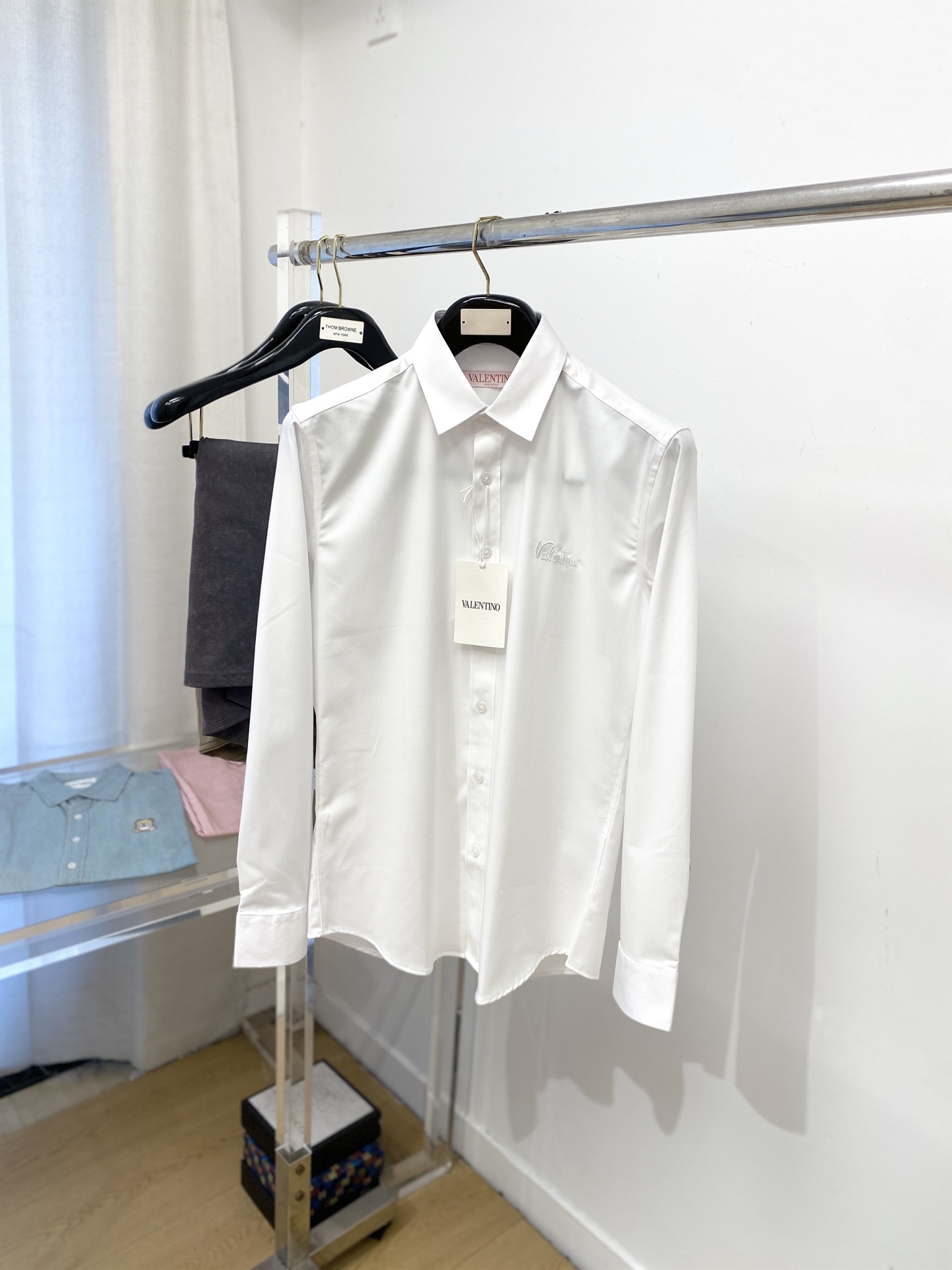 NO:571253,Valentino, 2025 new shirts, fashionable and handsome, simple and versatile, customized original fabric, not only crisp and trendy silhouette, but also comfortable to wear, more delicate yarn weaving, code size M-3XL,, valentino, shirts, alexander wang19860909华伦天奴、2025新品衬衫,时尚帅气,简约百搭款,定制原版面料,不仅挺括,保持潮流的廓形,又穿着舒适,纱织更细腻,码数M-3XL,,valentino,shirts,alexander wang,Men's clothing