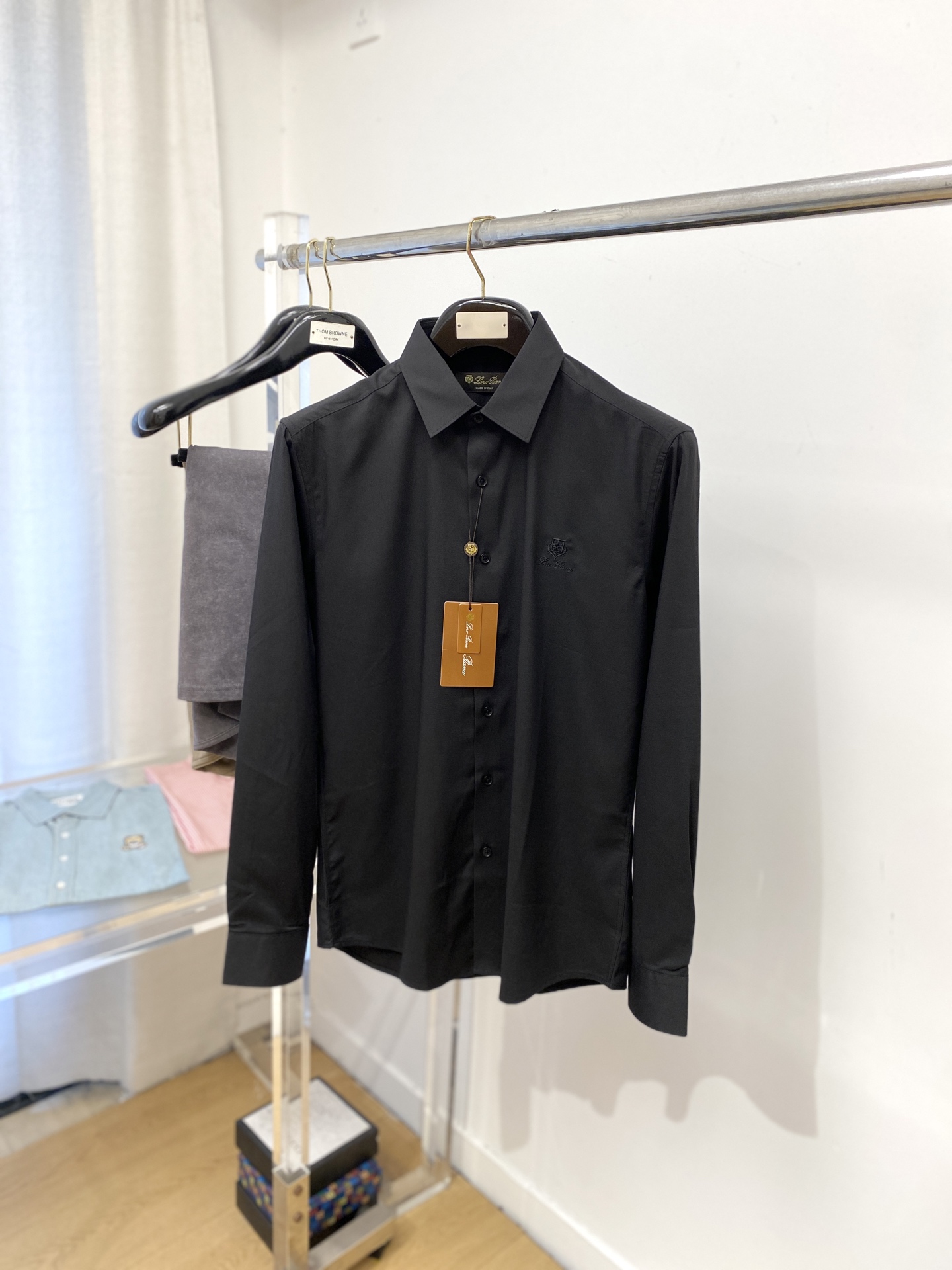 NO:571227,LP, 2025 new shirts, fashionable and handsome, simple and versatile, customized original fabric, not only crisp and trendy silhouette, but also comfortable to wear, more delicate yarn weaving, code size M-3XL,,loro piana,shirts,alexander wang19860909LP、2025新品衬衫,时尚帅气,简约百搭款,定制原版面料,不仅挺括,保持潮流的廓形,又穿着舒适,纱织更细腻,码数M-3XL,,loro piana,shirts,alexander wang,Men's clothing