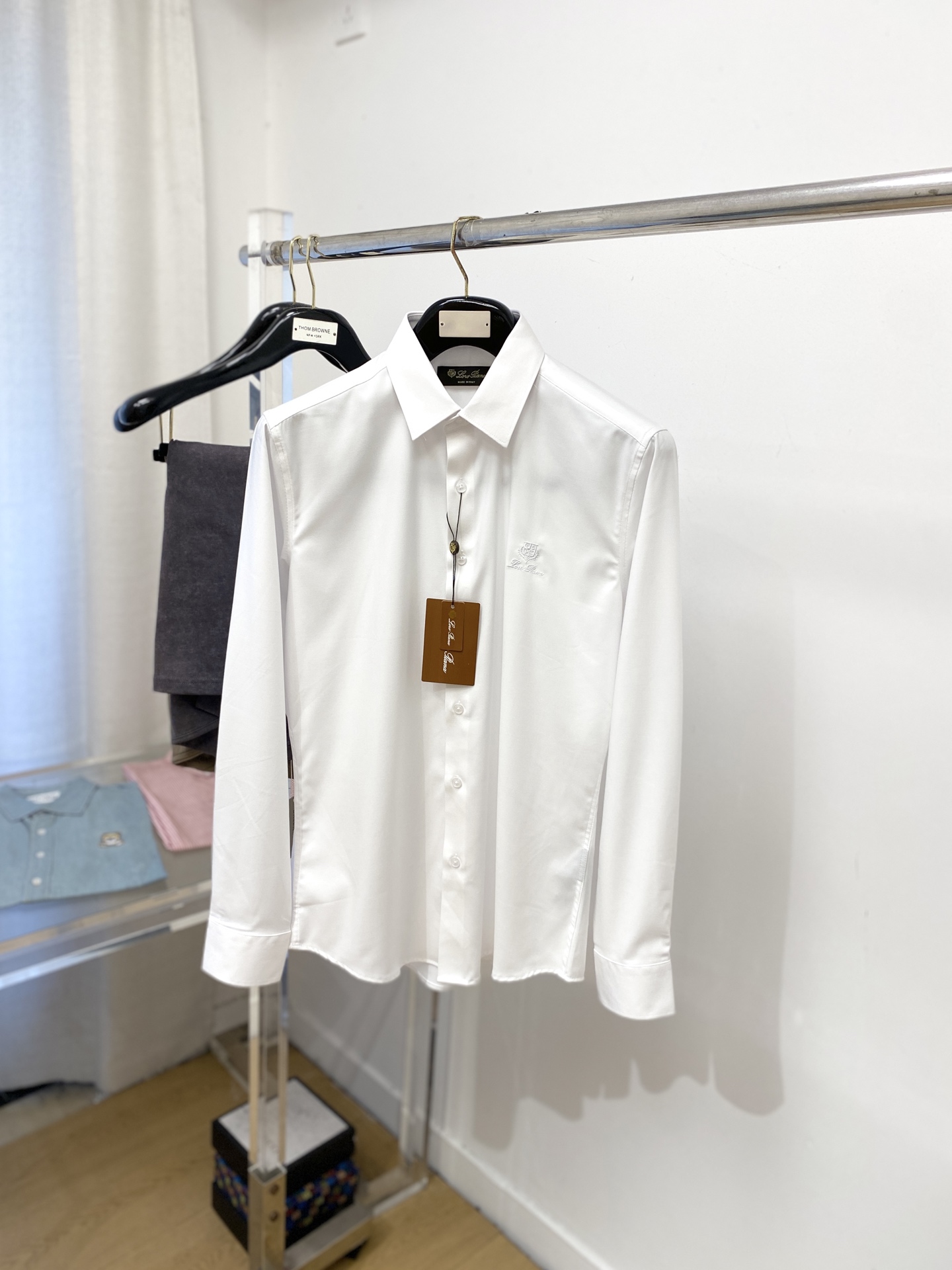 NO:571247,LP, 2025 new shirts, fashionable and handsome, simple and versatile, customized original fabric, not only crisp and trendy silhouette, but also comfortable to wear, more delicate yarn weaving, code size M-3XL,,loro piana,shirts,alexander wang19860909LP、2025新品衬衫,时尚帅气,简约百搭款,定制原版面料,不仅挺括,保持潮流的廓形,又穿着舒适,纱织更细腻,码数M-3XL,,loro piana,shirts,alexander wang,Men's clothing