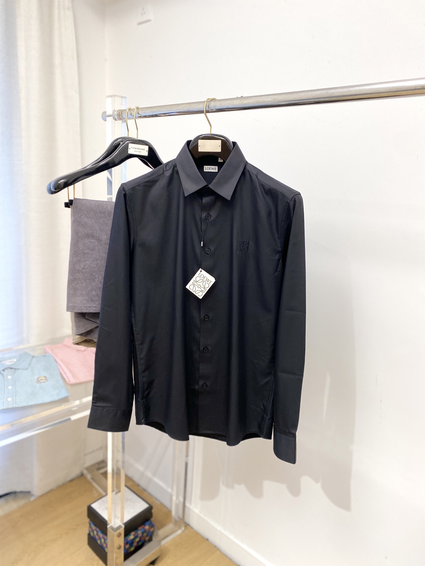 NO:571250,Loewe, 2025 new shirts, fashionable and handsome, simple and versatile, customized original fabrics, not only crisp and trendy, but also comfortable to wear, more delicate yarn weaving, code size M-3XL,,loewe,shirts,alexander wang19860909罗意威、2025新品衬衫,时尚帅气,简约百搭款,定制原版面料,不仅挺括,保持潮流的廓形,又穿着舒适,纱织更细腻,码数M-3XL,,loewe,shirts,alexander wang,Men's clothing