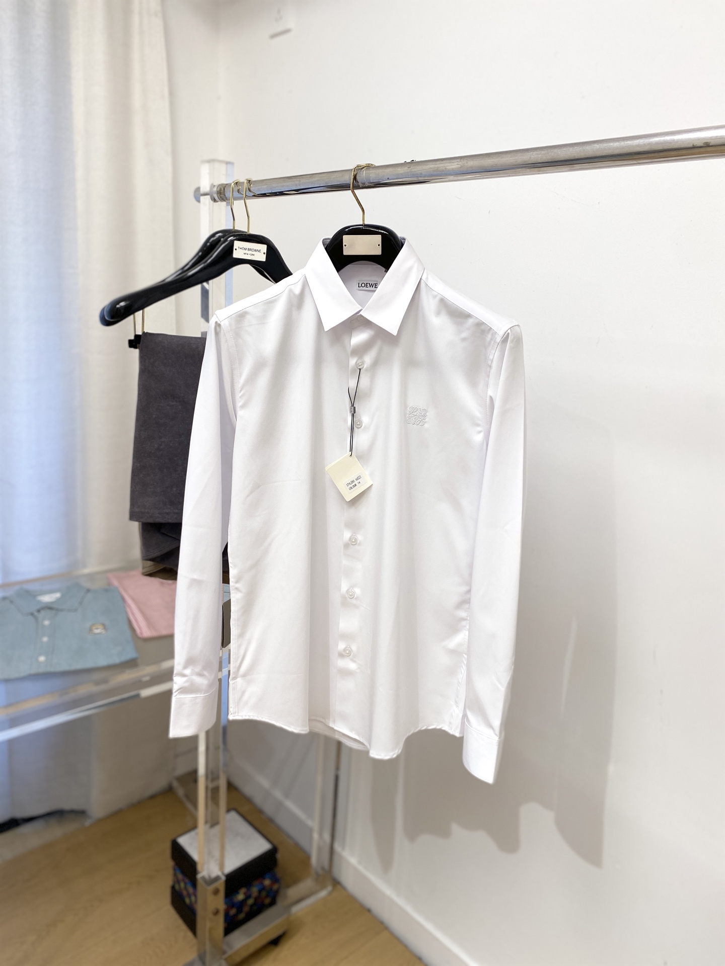 NO:571241,Loewe, 2025 new shirts, fashionable and handsome, simple and versatile, customized original fabrics, not only crisp and trendy, but also comfortable to wear, more delicate yarn weaving, code size M-3XL,,loewe,shirts,alexander wang19860909罗意威、2025新品衬衫,时尚帅气,简约百搭款,定制原版面料,不仅挺括,保持潮流的廓形,又穿着舒适,纱织更细腻,码数M-3XL,,loewe,shirts,alexander wang,Men's clothing
