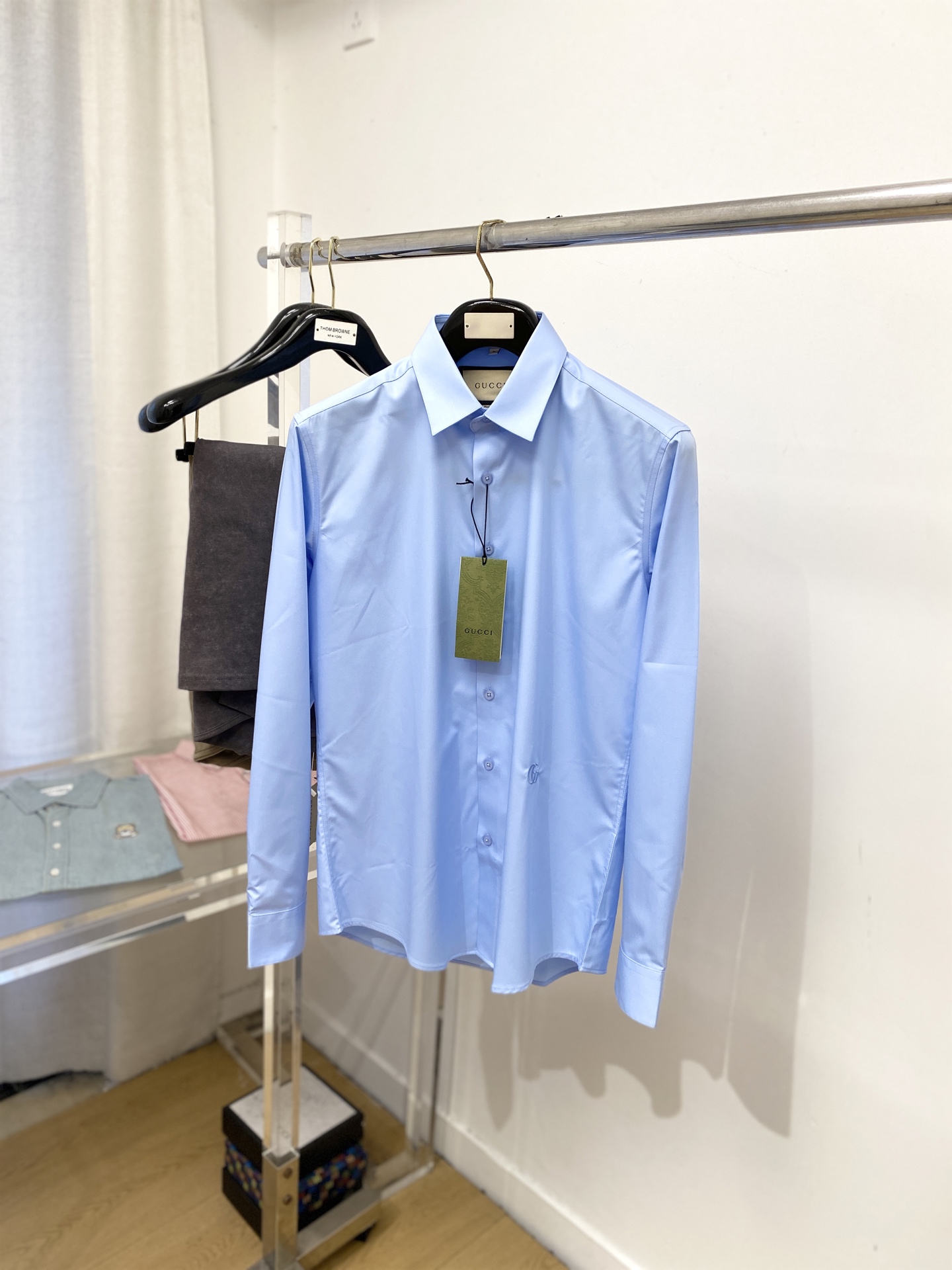 NO:571244,Gucci, 2025 new shirts, fashionable and handsome, simple and versatile, customized original fabrics, not only crisp and trendy silhouette, but also comfortable to wear, more delicate yarn weaving, size M-3XL,, shirts, alexander wang19860909古奇、2025新品衬衫,时尚帅气,简约百搭款,定制原版面料,不仅挺括,保持潮流的廓形,又穿着舒适,纱织更细腻,码数M-3XL,,shirts,alexander wang,Men's clothing