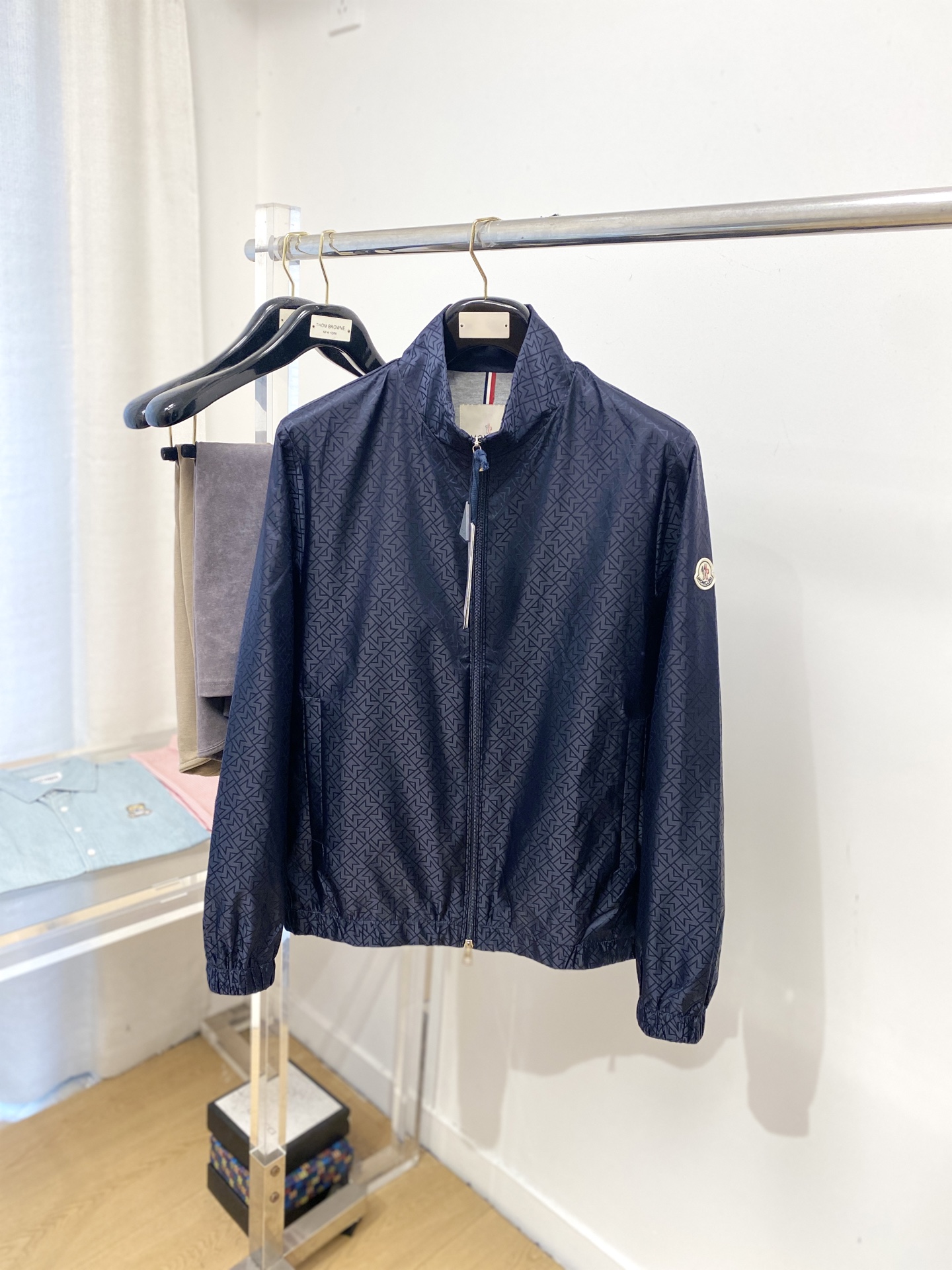 NO:572139,Moncler, 2025 new jacket jacket, fashionable and handsome, simple and versatile, cuffs embroidered with decorative pattern logo, customized original fabric, not only stiff, maintaining the trendy silhouette, but also comfortable to wear, more delicate yarn weaving, size M-3XL,,Moncler,jackets & coats,jackets & coats,alexander wang19860909蒙口、2025新品夹克外套,时尚帅气,简约百搭款,袖口刺绣装饰图案logo,定制原版面料,不仅挺括,保持潮流的廓形,又穿着舒适,纱织更细腻,码数M-3XL,,Moncler,jackets & coats,jackets & coats,alexander wang,Men's clothing