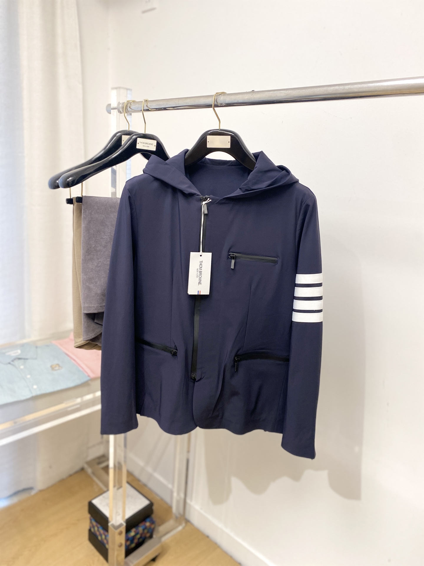 NO:572136,TB, 2025 new jackets, fashionable and handsome, simple and versatile, classic TB four-stripe logo on the cuffs, customized original fabric, not only crisp and trendy, but also comfortable to wear, more delicate yarn weaving, size M-3XL,,jackets & coats,jackets & coats,alexander wang19860909TB、2025新品夹克外套,时尚帅气,简约百搭款,袖口经典TB四道杠logo,定制原版面料,不仅挺括,保持潮流的廓形,又穿着舒适,纱织更细腻,码数M-3XL,,jackets & coats,jackets & coats,alexander wang,Men's clothing