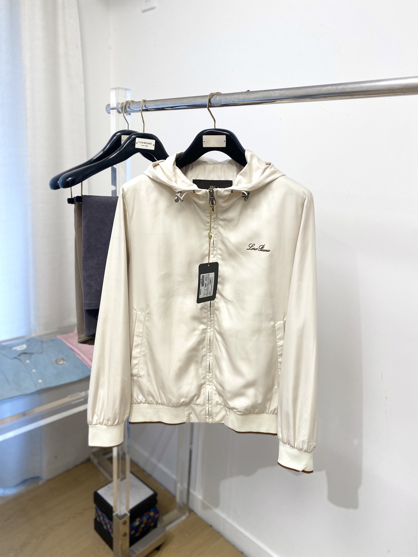 NO:572134,LP, 2025 new jacket, fashionable and handsome, simple and versatile, top-notch printed letter logo on the chest, customized original fabric, not only crisp and trendy silhouette, but also comfortable to wear, more delicate yarn weaving, size M-3XL,,loro piana,jackets & coats,jackets & coats,alexander wang19860909LP、2025新品夹克外套,时尚帅气,简约百搭款,胸前顶级印胶字母logo,定制原版面料,不仅挺括,保持潮流的廓形,又穿着舒适,纱织更细腻,码数M-3XL,,loro piana,jackets & coats,jackets & coats,alexander wang,Men's clothing