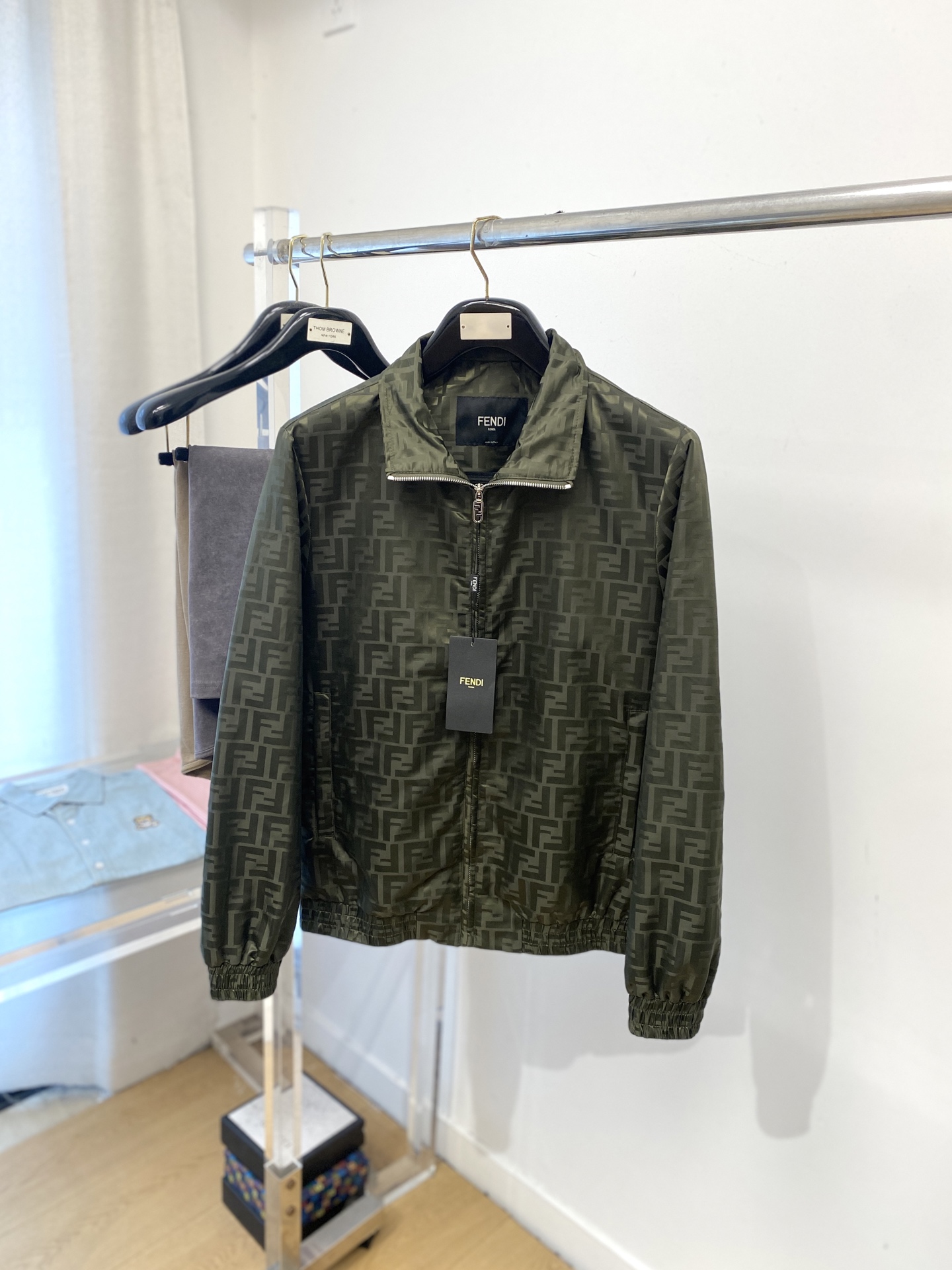 NO:572131,Fendi, 2025 new jackets, fashionable and handsome, simple and versatile, original hardware logo, customized original fabrics, not only crisp and trendy silhouette, but also comfortable to wear, more delicate yarn weaving, size M-3XL,,fendi,jackets & coats,jackets & coats,alexander wang19860909芬迪、2025新品夹克外套,时尚帅气,简约百搭款,原版五金辅料logo,定制原版面料,不仅挺括,保持潮流的廓形,又穿着舒适,纱织更细腻,码数M-3XL,,fendi,jackets & coats,jackets & coats,alexander wang,Men's clothing