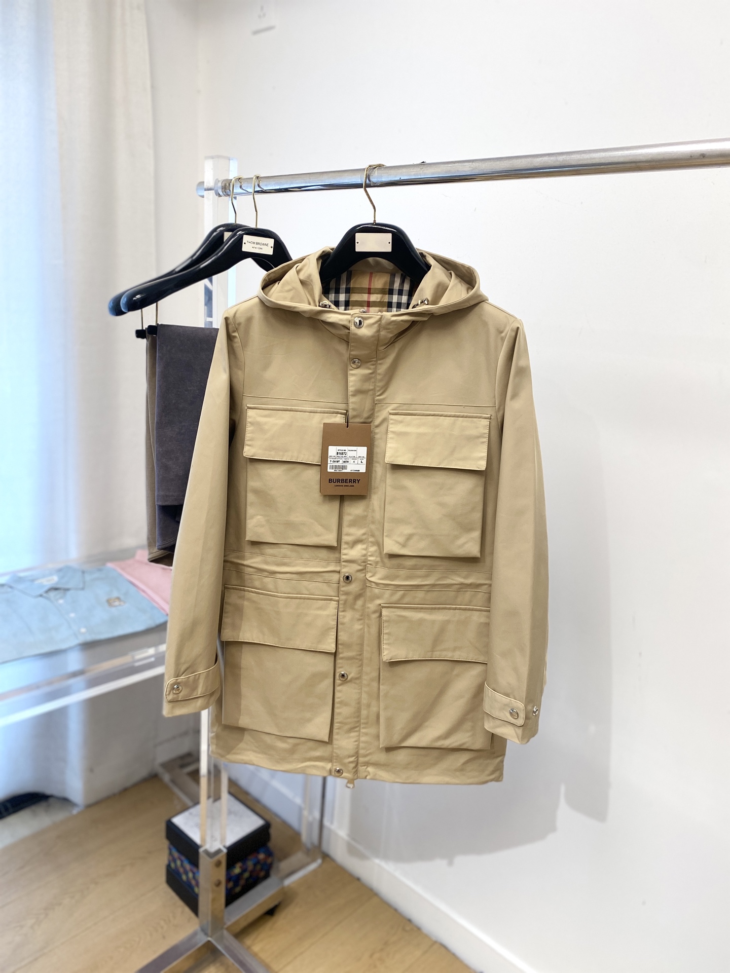 NO:572127,Burberry, 2025 new mid-length jacket, fashionable and handsome, simple and versatile, original hardware accessories logo, customized original fabric, not only crisp and trendy silhouette, but also comfortable to wear, more delicate yarn weaving, size M-3XL,,burberry,jackets & coats,jackets & coats,alexander wang19860909巴宝莉、2025新品中长款夹克外套,时尚帅气,简约百搭款,原版五金辅料logo,定制原版面料,不仅挺括,保持潮流的廓形,又穿着舒适,纱织更细腻,码数M-3XL,,burberry,jackets & coats,jackets & coats,alexander wang,Men's clothing