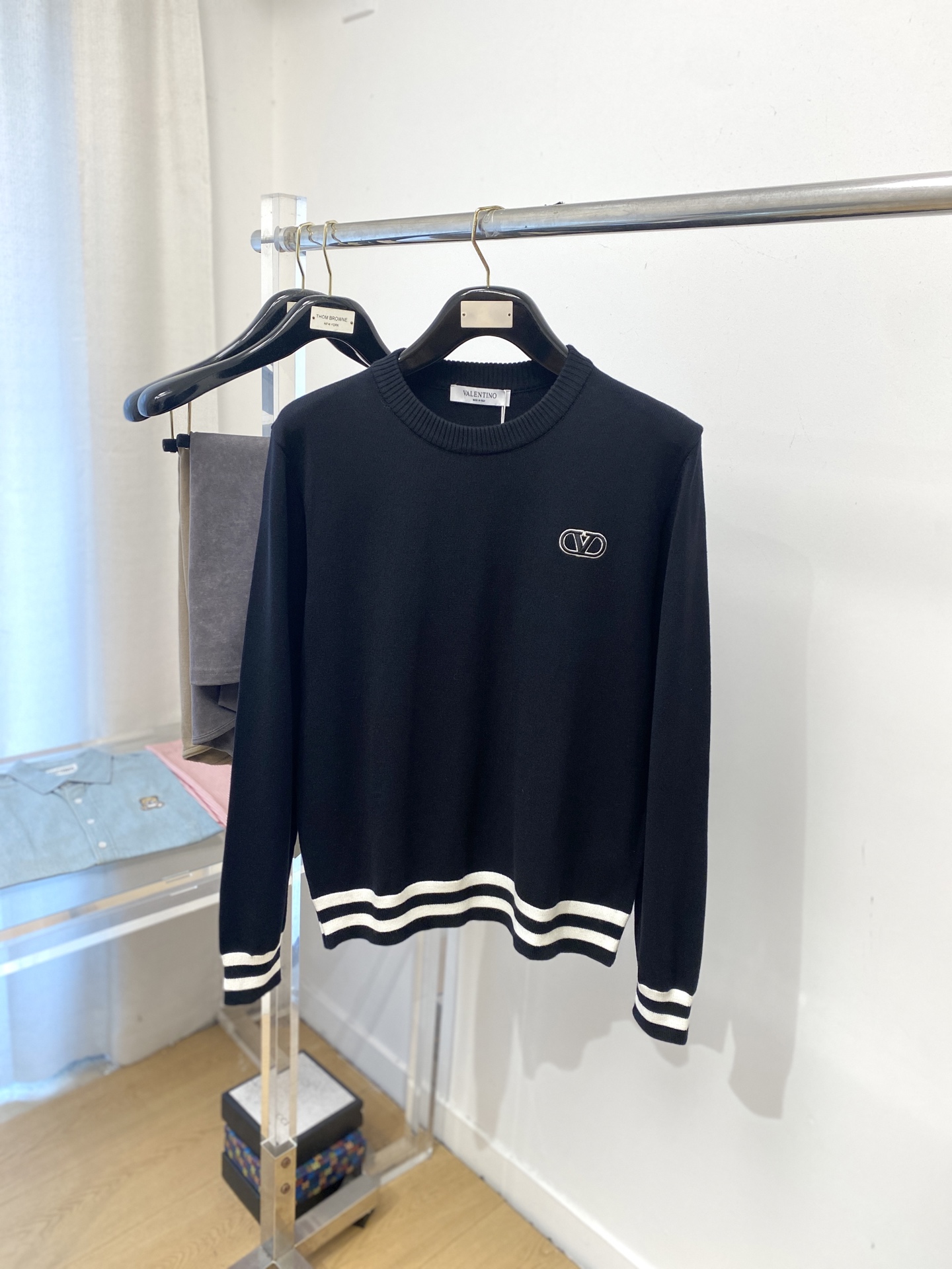 NO:572125,Valentino, 2025 new wool sweater has a delicate and soft feel, which can be directly in contact with the skin, allowing the warm yarn to change into a delicate texture. The top-notch craftsmanship is very distinctive and colorful, and the style is simple, elegant and exquisite. The three-dimensional tailoring design makes the entire sweater upper body full of youthful vitality and vitality. It is recommended to be a must-have for autumn and winter. Sizes M-3XL, valentino, sweaters, alexander wang19860909华伦天奴、2025新品羊毛衣 具有手感细腻柔软,可直接与肌肤接触,让暖心的纱线变化出细腻的质感,顶级工艺极具特色出彩,款式简约大方精美 立体剪裁的版型设计,让整款毛衣上身尽显青春活力和朝气,推荐款秋冬季穿搭必备.尺码M-3XL,,valentino,sweaters,alexander wang,Men's clothing