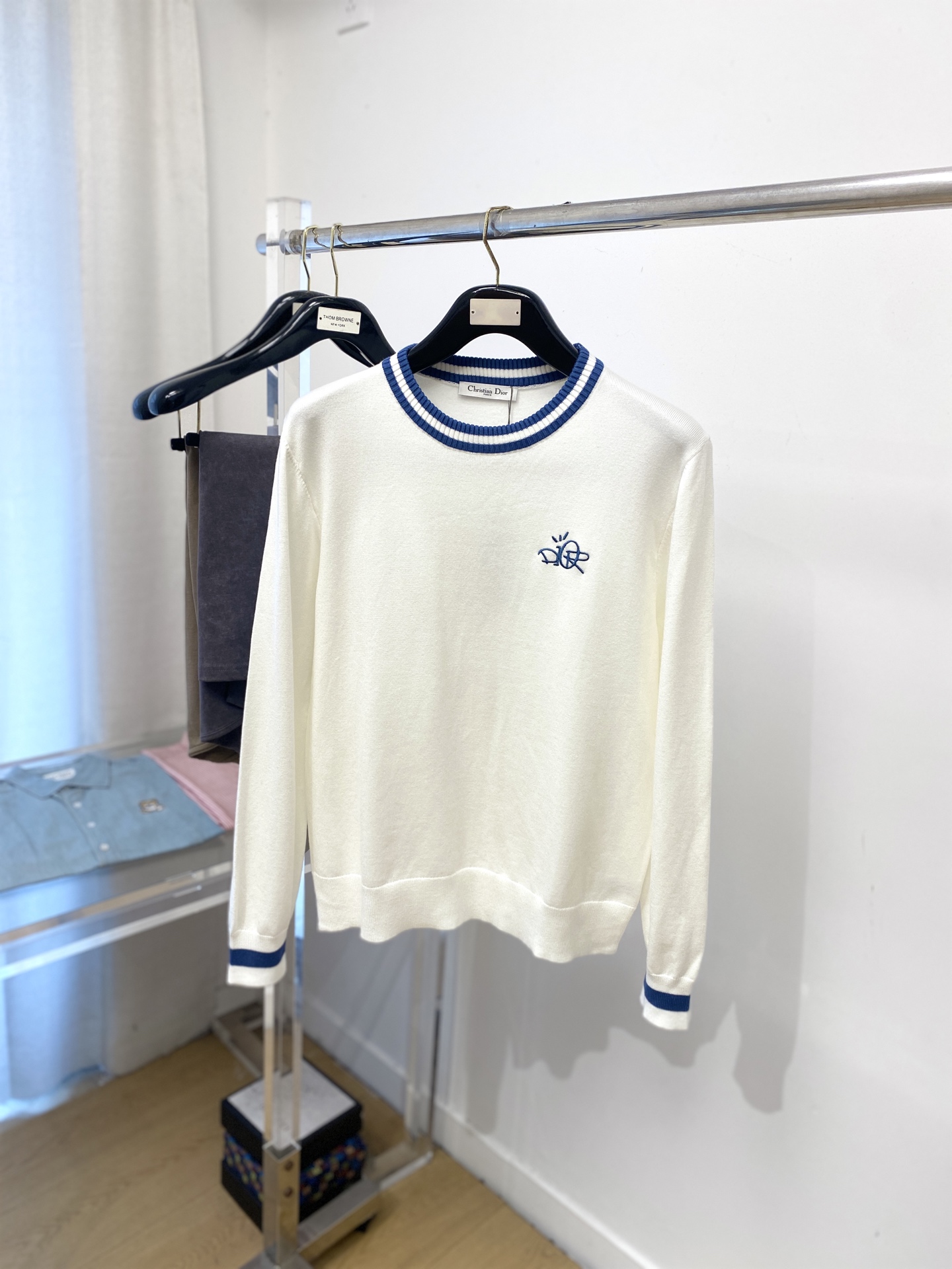 NO:572123,Dior, 2025 new wool sweater has a delicate and soft feel, which can be directly in contact with the skin, allowing the warm yarn to change into a delicate texture. The top-notch craftsmanship is very distinctive and colorful, and the style is simple, elegant and exquisite. The three-dimensional tailoring design makes the entire sweater upper body full of youthful vitality and vitality. It is recommended to be a must-have for autumn and winter. Sizes M-3XL, dior, sweaters, alexander wang19860909迪奥、2025新品羊毛衣 具有手感细腻柔软,可直接与肌肤接触,让暖心的纱线变化出细腻的质感,顶级工艺极具特色出彩,款式简约大方精美 立体剪裁的版型设计,让整款毛衣上身尽显青春活力和朝气,推荐款秋冬季穿搭必备.尺码M-3XL,,dior,sweaters,alexander wang,Men's clothing