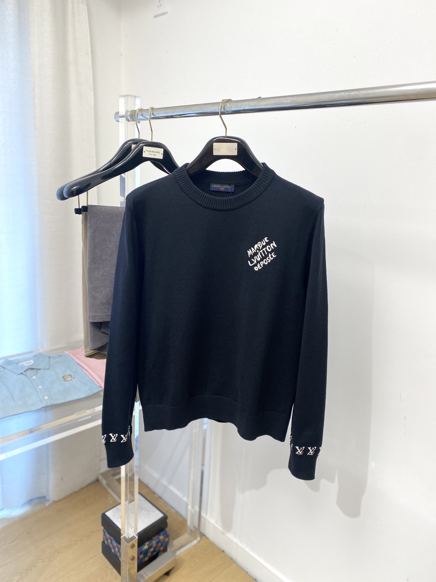 NO:572121,Louis Vuitton, 2025 new wool sweater has a delicate and soft feel, which can be directly contacted with the skin, allowing the warm yarn to change into a delicate texture. The top-notch craftsmanship is very distinctive and colorful, and the style is simple, elegant and exquisite. The three-dimensional tailoring design makes the entire sweater upper body full of youthful vitality and vitality. It is recommended to be a must-have for autumn and winter. Sizes M-3XL, Louis Vuitton, Sweaters, Alexander Wang19860909路易威登、2025新品羊毛衣 具有手感细腻柔软,可直接与肌肤接触,让暖心的纱线变化出细腻的质感,顶级工艺极具特色出彩,款式简约大方精美 立体剪裁的版型设计,让整款毛衣上身尽显青春活力和朝气,推荐款秋冬季穿搭必备.尺码M-3XL,,louis vuitton,sweaters,alexander wang,Men's clothing