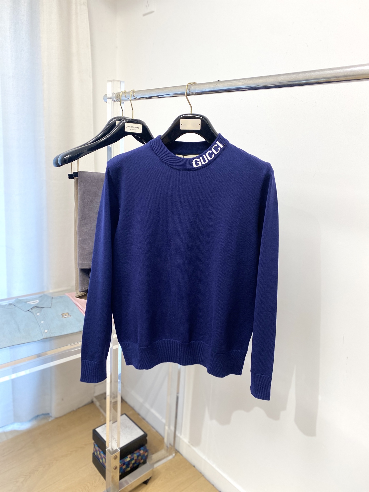 NO:572119,Gucci, 2025 new wool sweater has a delicate and soft feel, which can be directly in contact with the skin, allowing the warm yarn to change into a delicate texture. The top-notch craftsmanship is very distinctive and colorful, and the style is simple, elegant and exquisite. The three-dimensional tailoring design makes the entire sweater upper body full of youthful vitality and vitality. It is recommended to be a must-have for autumn and winter. Sizes M-3XL, sweaters, alexander wang19860909古奇、2025新品羊毛衣 具有手感细腻柔软,可直接与肌肤接触,让暖心的纱线变化出细腻的质感,顶级工艺极具特色出彩,款式简约大方精美 立体剪裁的版型设计,让整款毛衣上身尽显青春活力和朝气,推荐款秋冬季穿搭必备.尺码M-3XL,,sweaters,alexander wang,Men's clothing