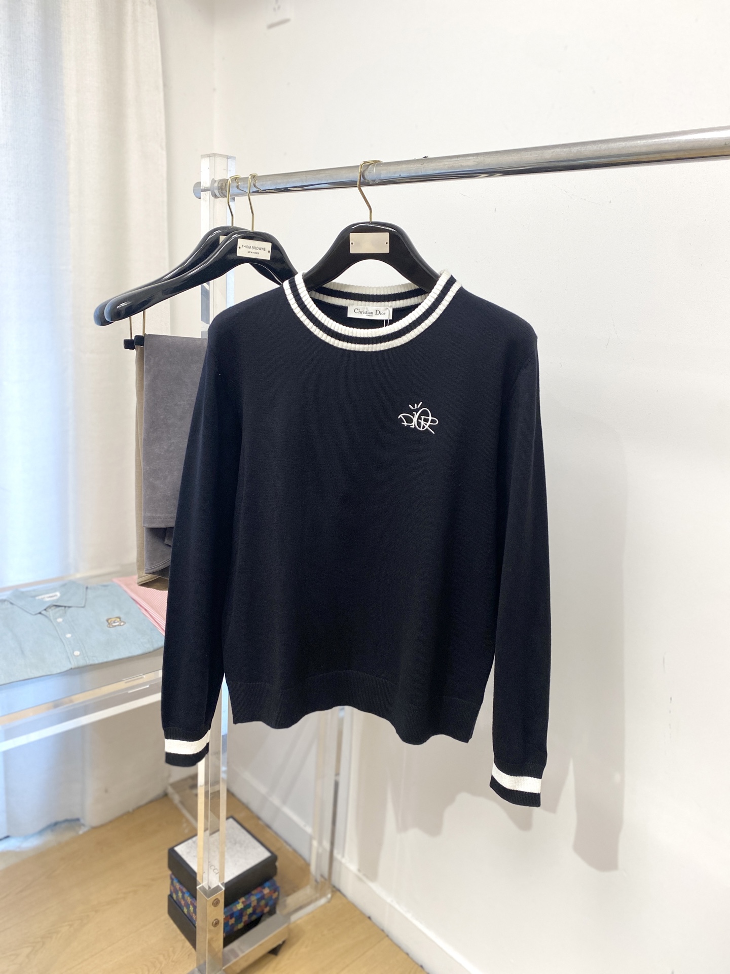 NO:572117,Dior, 2025 new wool sweater has a delicate and soft feel, which can be directly in contact with the skin, allowing the warm yarn to change into a delicate texture. The top-notch craftsmanship is very distinctive and colorful, and the style is simple, elegant and exquisite. The three-dimensional tailoring design makes the entire sweater upper body full of youthful vitality and vitality. It is recommended to be a must-have for autumn and winter. Sizes M-3XL, dior, sweaters, alexander wang19860909迪奥、2025新品羊毛衣 具有手感细腻柔软,可直接与肌肤接触,让暖心的纱线变化出细腻的质感,顶级工艺极具特色出彩,款式简约大方精美 立体剪裁的版型设计,让整款毛衣上身尽显青春活力和朝气,推荐款秋冬季穿搭必备.尺码M-3XL,,dior,sweaters,alexander wang,Men's clothing