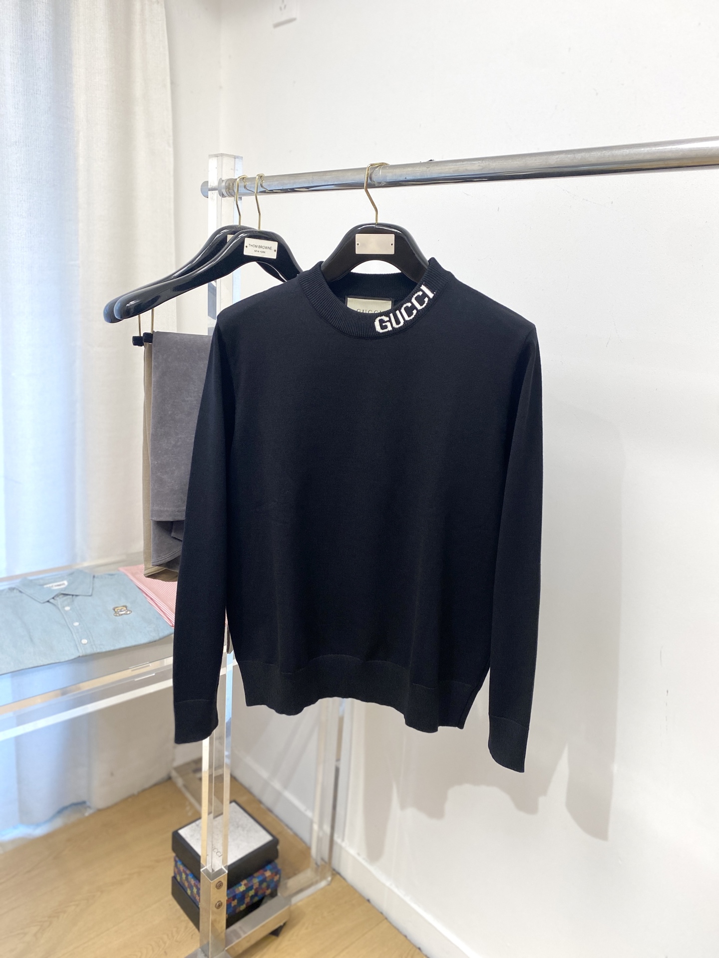 NO:572115,Gucci, 2025 new wool sweater has a delicate and soft feel, which can be directly in contact with the skin, allowing the warm yarn to change into a delicate texture. The top-notch craftsmanship is very distinctive and colorful, and the style is simple, elegant and exquisite. The three-dimensional tailoring design makes the entire sweater upper body full of youthful vitality and vitality. It is recommended to be a must-have for autumn and winter. Sizes M-3XL, sweaters, alexander wang19860909古奇、2025新品羊毛衣 具有手感细腻柔软,可直接与肌肤接触,让暖心的纱线变化出细腻的质感,顶级工艺极具特色出彩,款式简约大方精美 立体剪裁的版型设计,让整款毛衣上身尽显青春活力和朝气,推荐款秋冬季穿搭必备.尺码M-3XL,,sweaters,alexander wang,Men's clothing