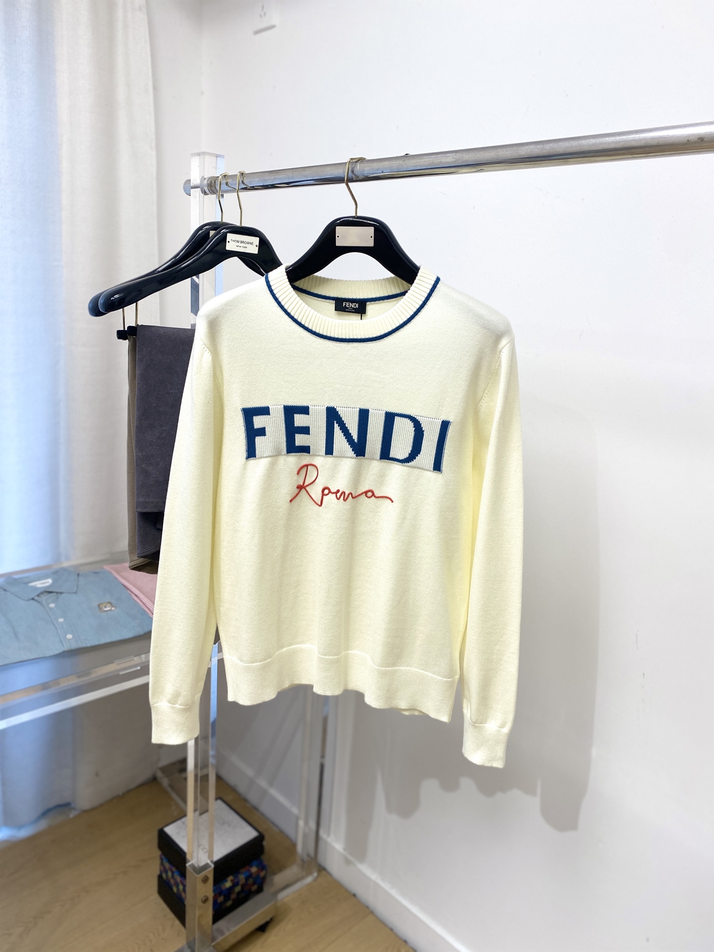 NO:572113,Fendi, 2025 new wool sweater has a delicate and soft feel, which can be directly in contact with the skin, allowing the warm yarn to change into a delicate texture. The top-notch craftsmanship is very distinctive and colorful, and the style is simple, elegant and exquisite. The three-dimensional tailoring design makes the entire sweater upper body full of youthful vitality and vitality. It is recommended to be a must-have for autumn and winter. Sizes M-3XL,, fendi, sweaters, alexander wang19860909芬迪、2025新品羊毛衣 具有手感细腻柔软,可直接与肌肤接触,让暖心的纱线变化出细腻的质感,顶级工艺极具特色出彩,款式简约大方精美 立体剪裁的版型设计,让整款毛衣上身尽显青春活力和朝气,推荐款秋冬季穿搭必备.尺码M-3XL,,fendi,sweaters,alexander wang,Men's clothing