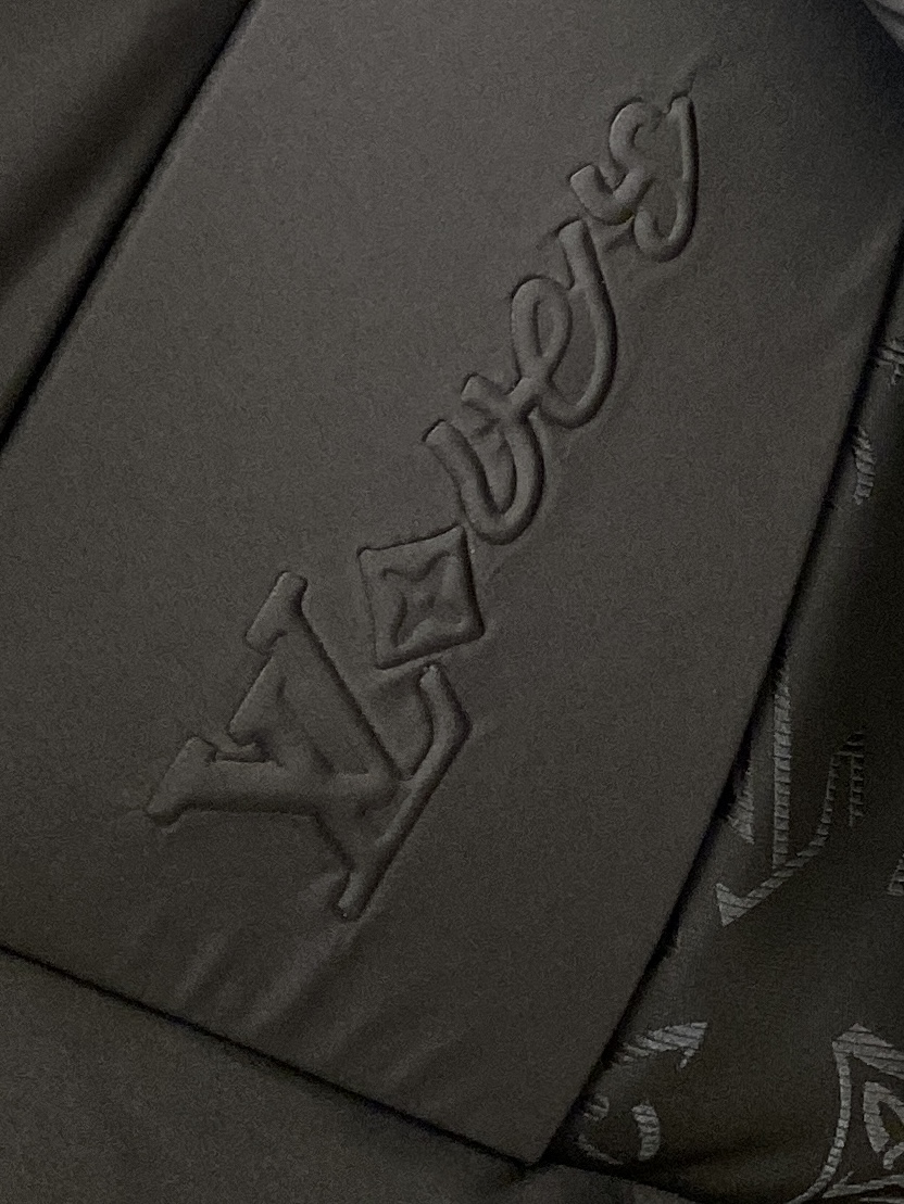 路易威登、2025最新款男士轻薄羽绒夹克外套、面料柔软舒适 ．上身版型超赞 ．拉链．辅料都是客供 、进口