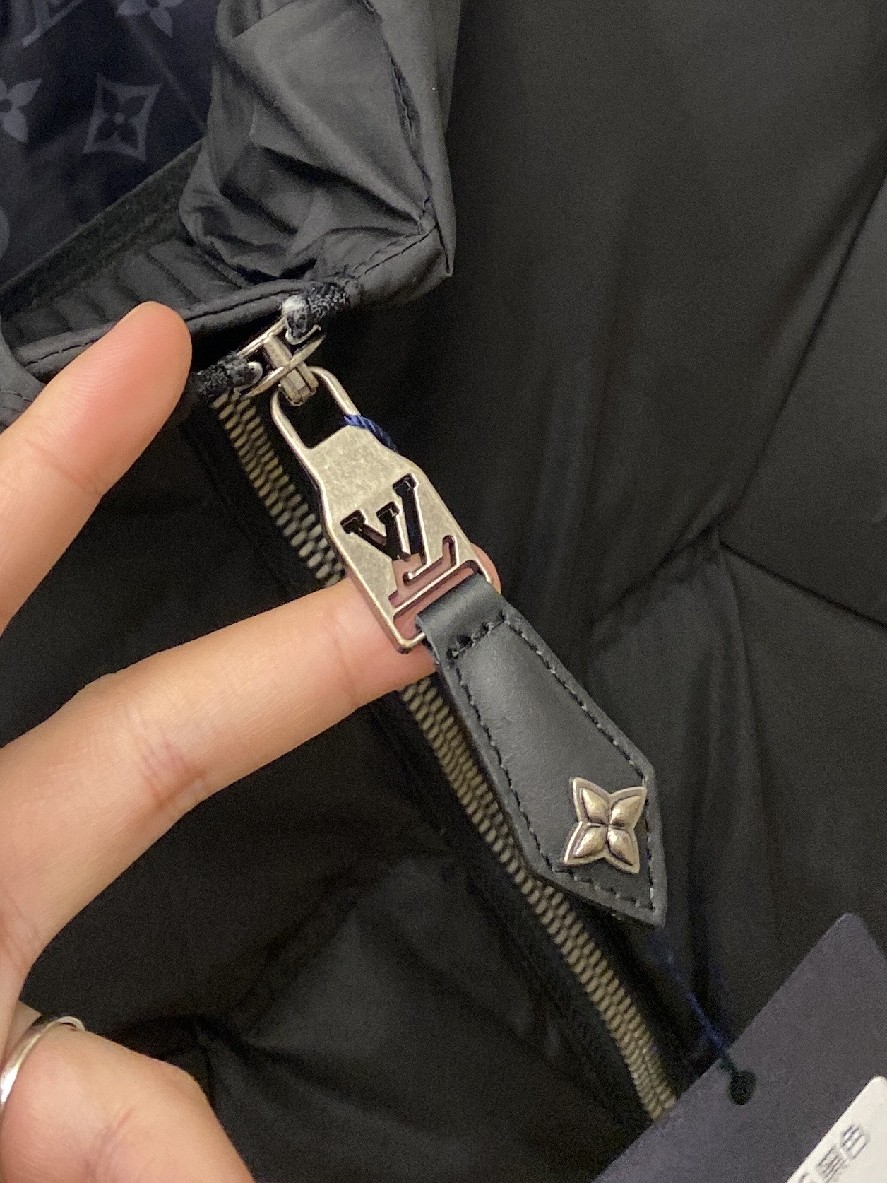 路易威登、2025最新款男士轻薄羽绒夹克外套、面料柔软舒适 ．上身版型超赞 ．拉链．辅料都是客供 、进口