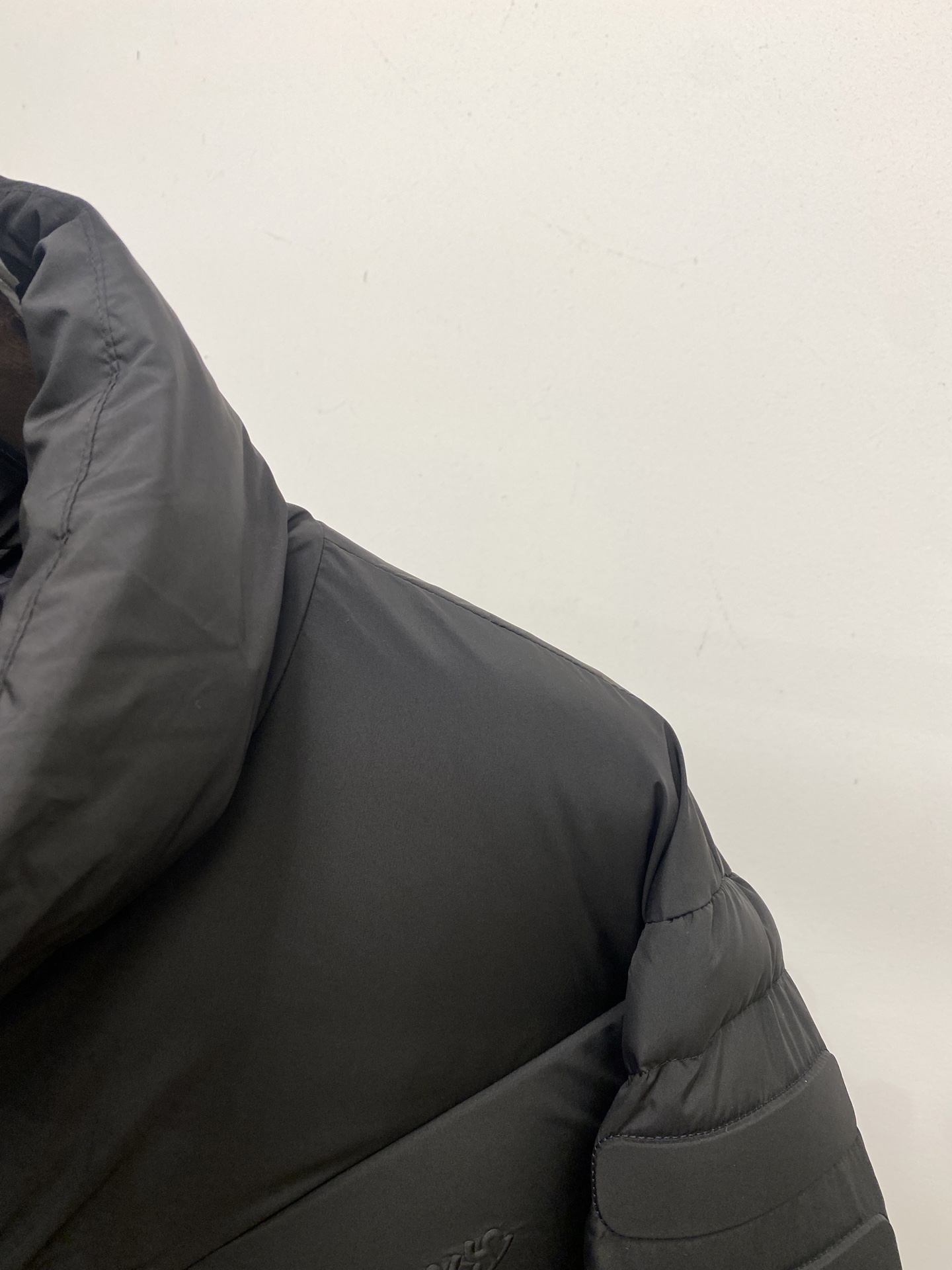 路易威登、2025最新款男士轻薄羽绒夹克外套、面料柔软舒适 ．上身版型超赞 ．拉链．辅料都是客供 、进口