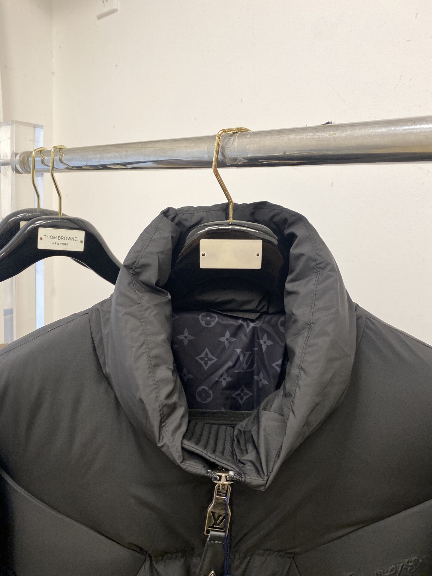 路易威登、2025最新款男士轻薄羽绒夹克外套、面料柔软舒适 ．上身版型超赞 ．拉链．辅料都是客供 、进口