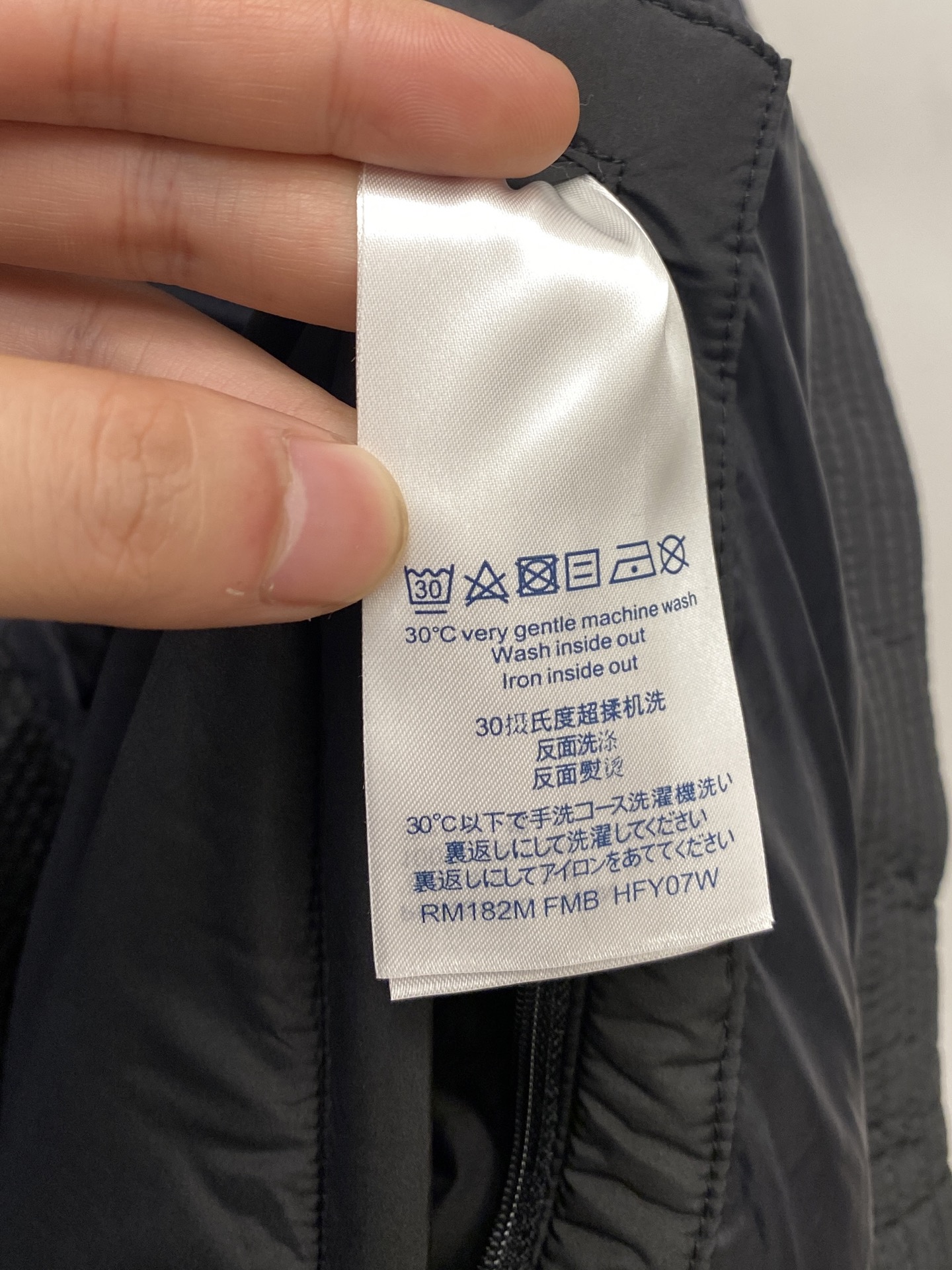 路易威登、2025最新款男士轻薄羽绒夹克外套、面料柔软舒适 ．上身版型超赞 ．拉链．辅料都是客供 、进口