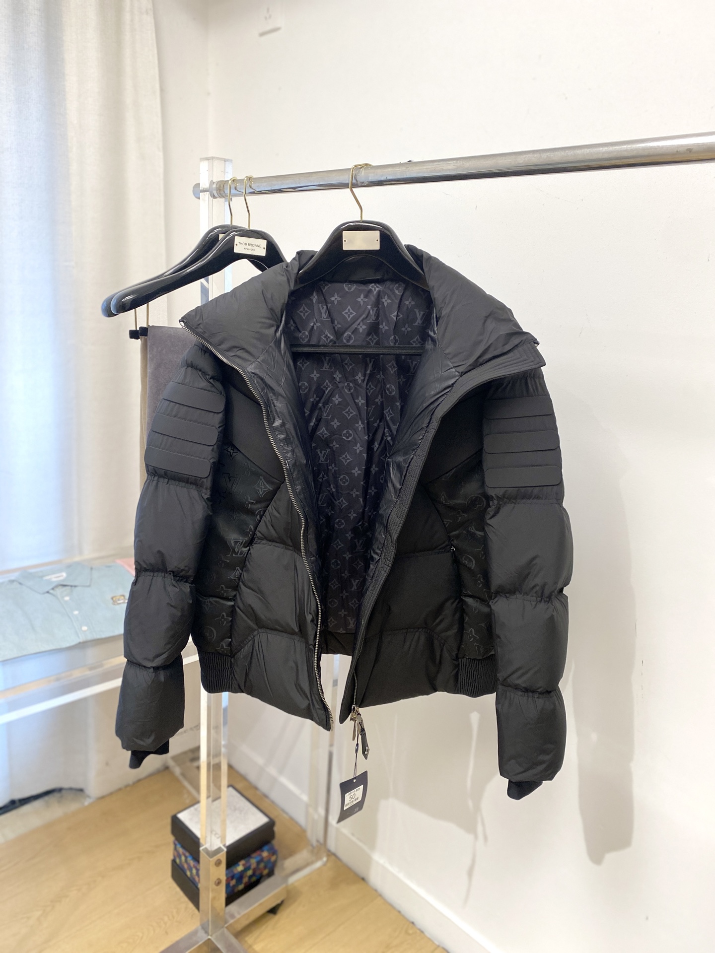 路易威登、2025最新款男士轻薄羽绒夹克外套、面料柔软舒适 ．上身版型超赞 ．拉链．辅料都是客供 、进口