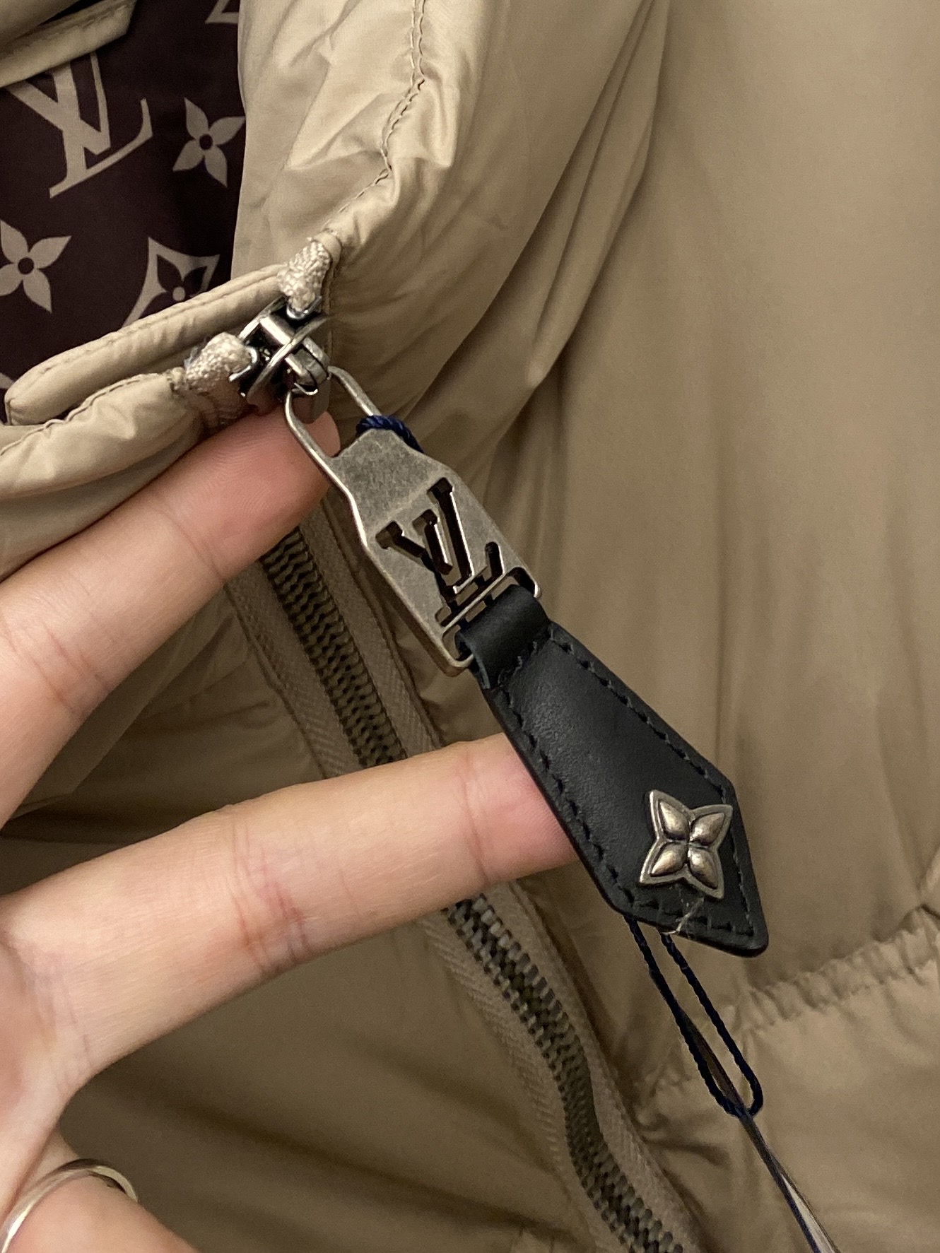 路易威登、2025最新款男士轻薄羽绒夹克外套、面料柔软舒适 ．上身版型超赞 ．拉链．辅料都是客供 、进口