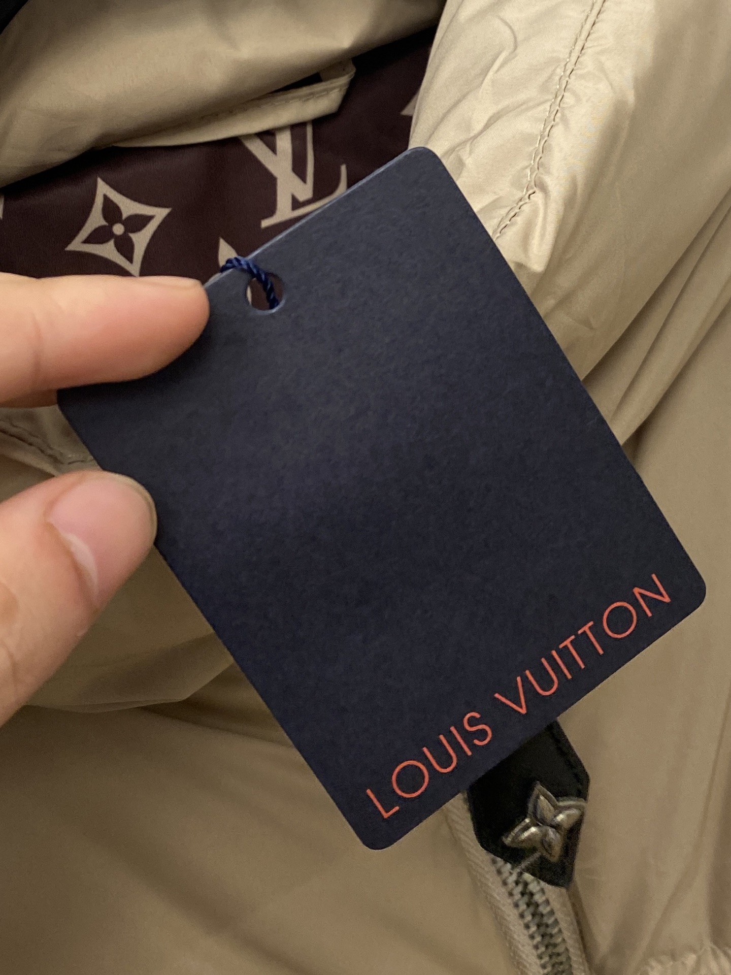 路易威登、2025最新款男士轻薄羽绒夹克外套、面料柔软舒适 ．上身版型超赞 ．拉链．辅料都是客供 、进口