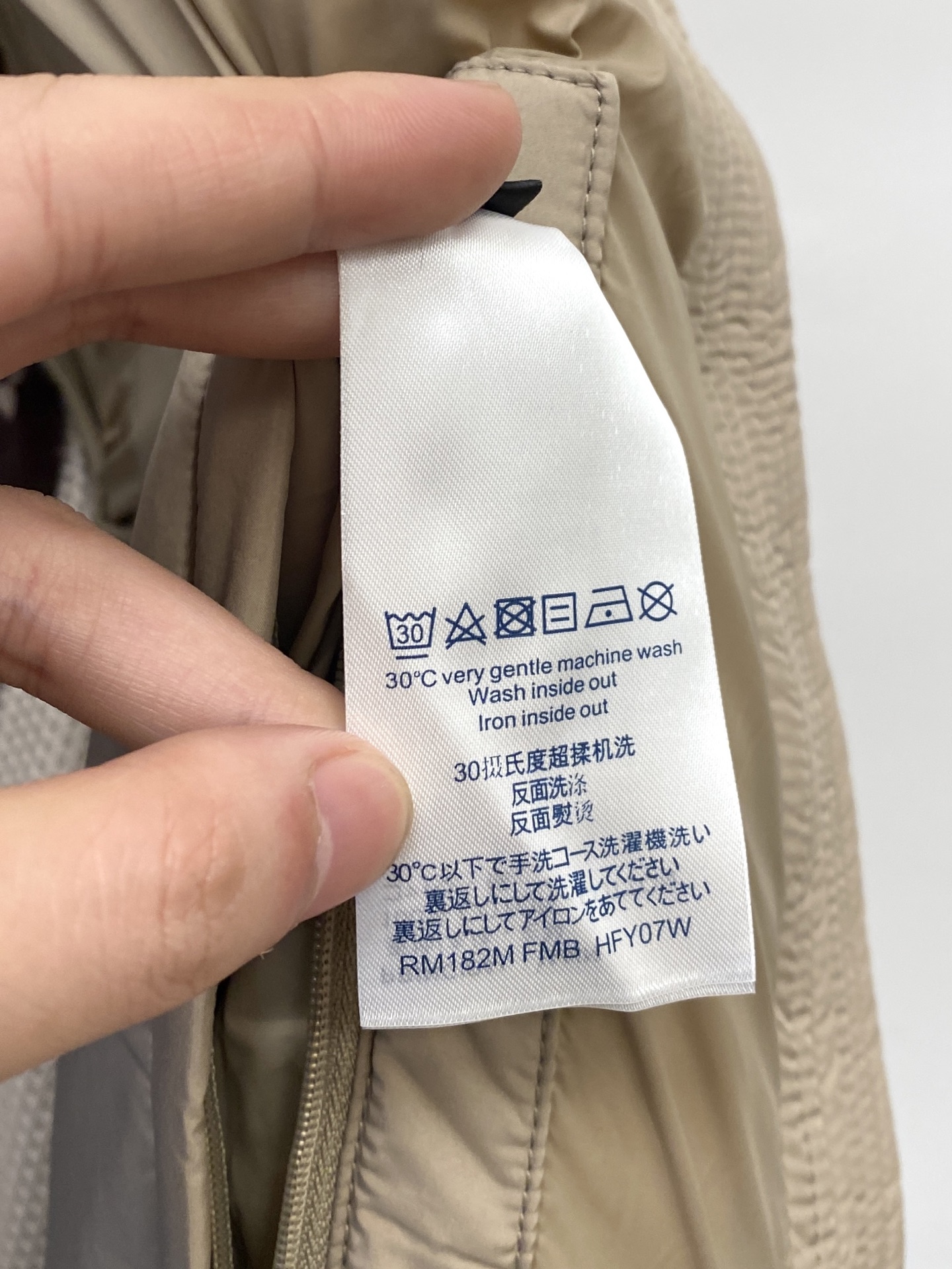 路易威登、2025最新款男士轻薄羽绒夹克外套、面料柔软舒适 ．上身版型超赞 ．拉链．辅料都是客供 、进口