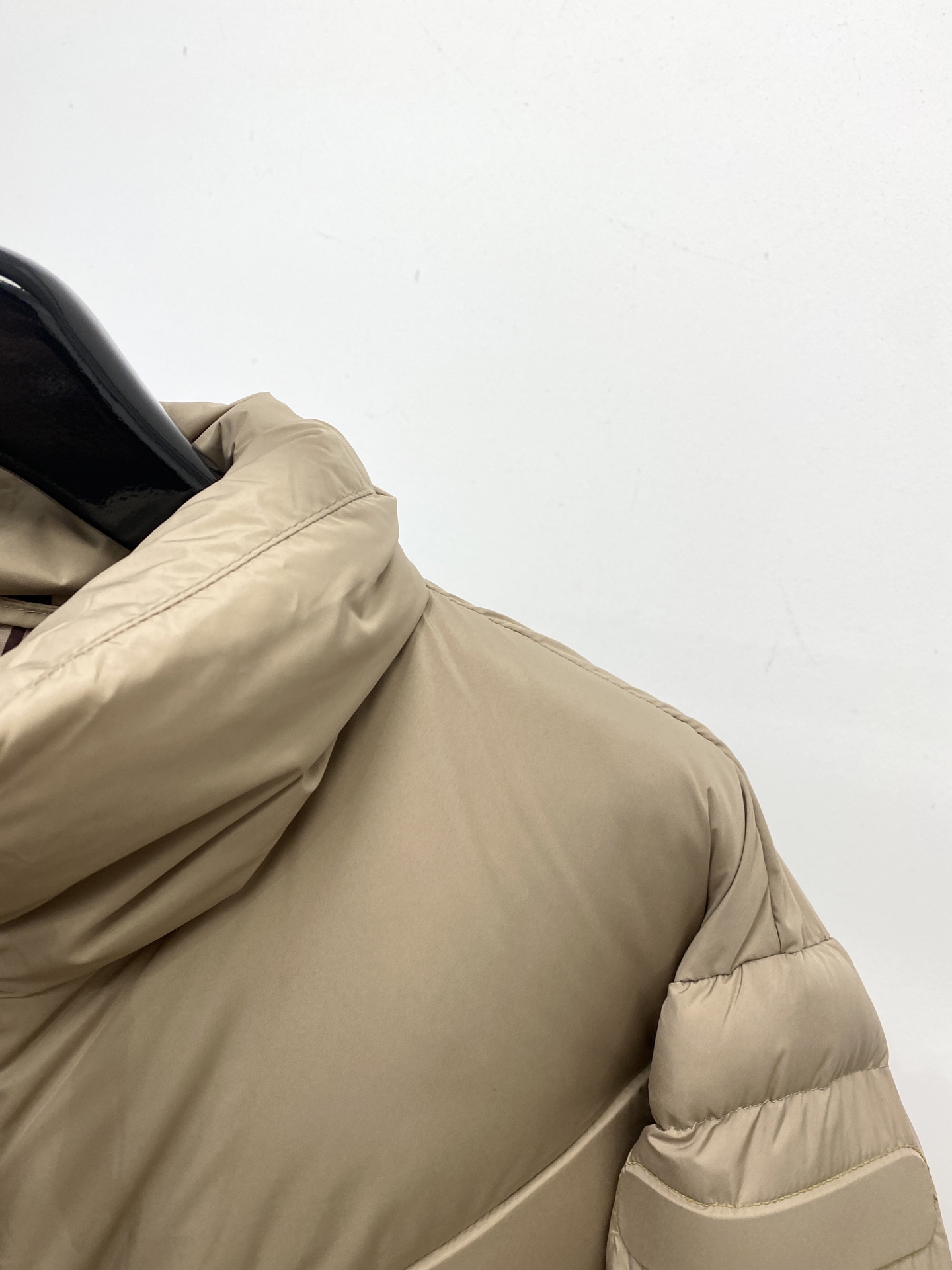 路易威登、2025最新款男士轻薄羽绒夹克外套、面料柔软舒适 ．上身版型超赞 ．拉链．辅料都是客供 、进口