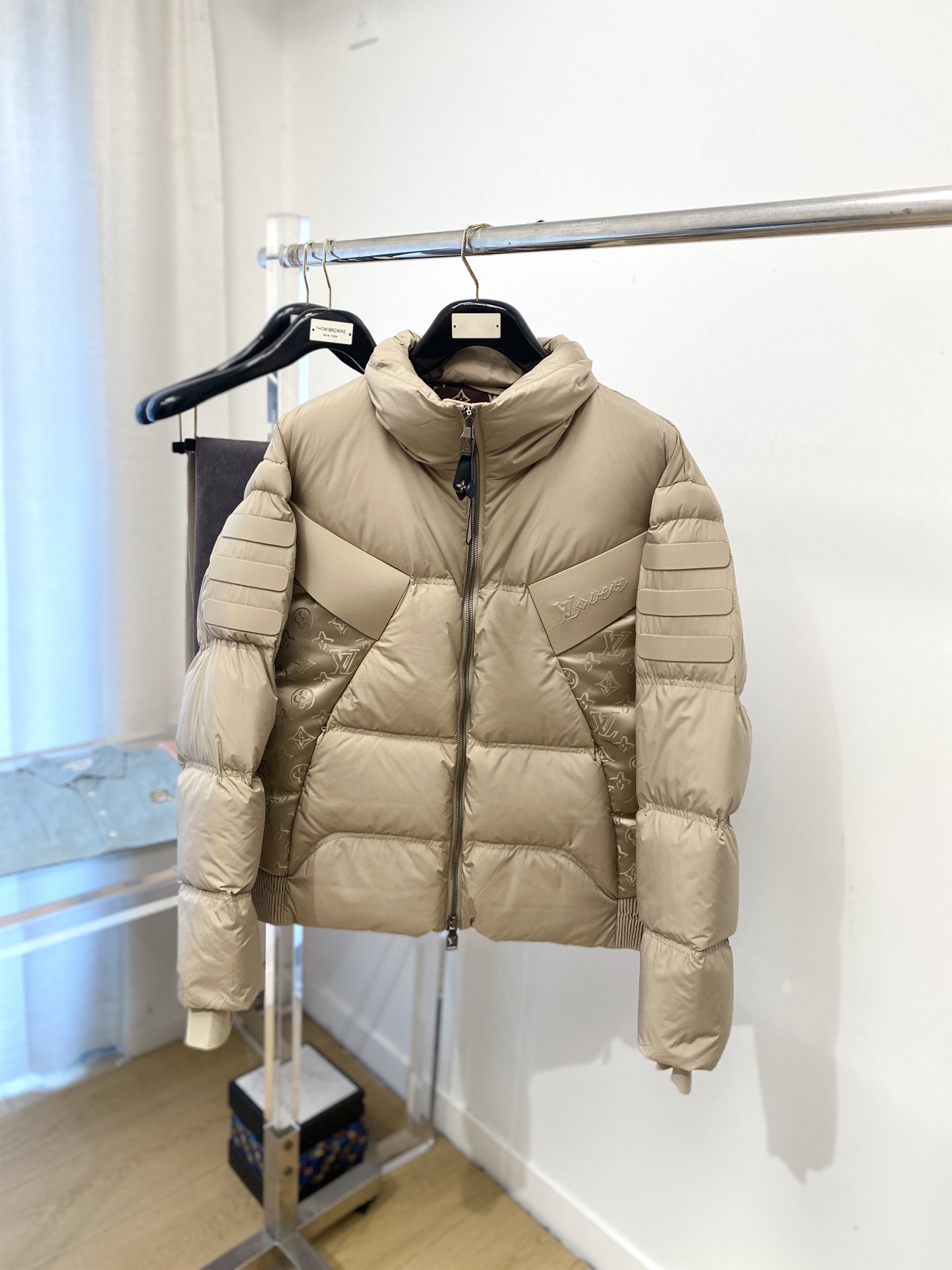 路易威登、2025最新款男士轻薄羽绒夹克外套、面料柔软舒适 ．上身版型超赞 ．拉链．辅料都是客供 、进口