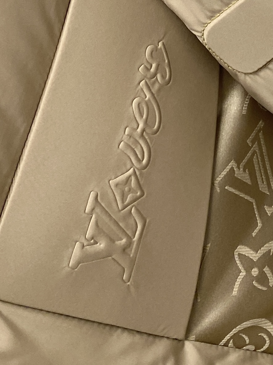 路易威登、2025最新款男士轻薄羽绒夹克外套、面料柔软舒适 ．上身版型超赞 ．拉链．辅料都是客供 、进口