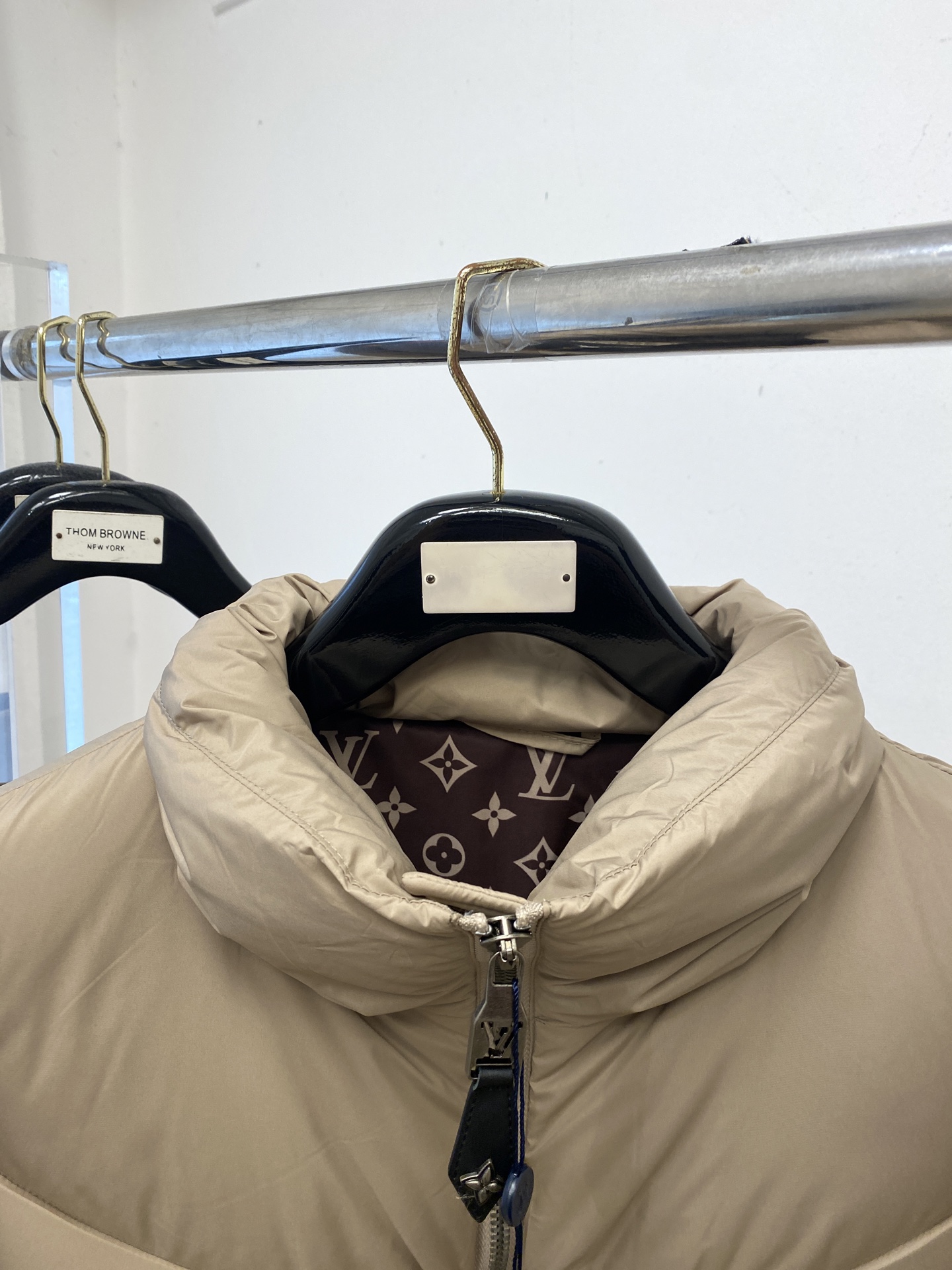 路易威登、2025最新款男士轻薄羽绒夹克外套、面料柔软舒适 ．上身版型超赞 ．拉链．辅料都是客供 、进口