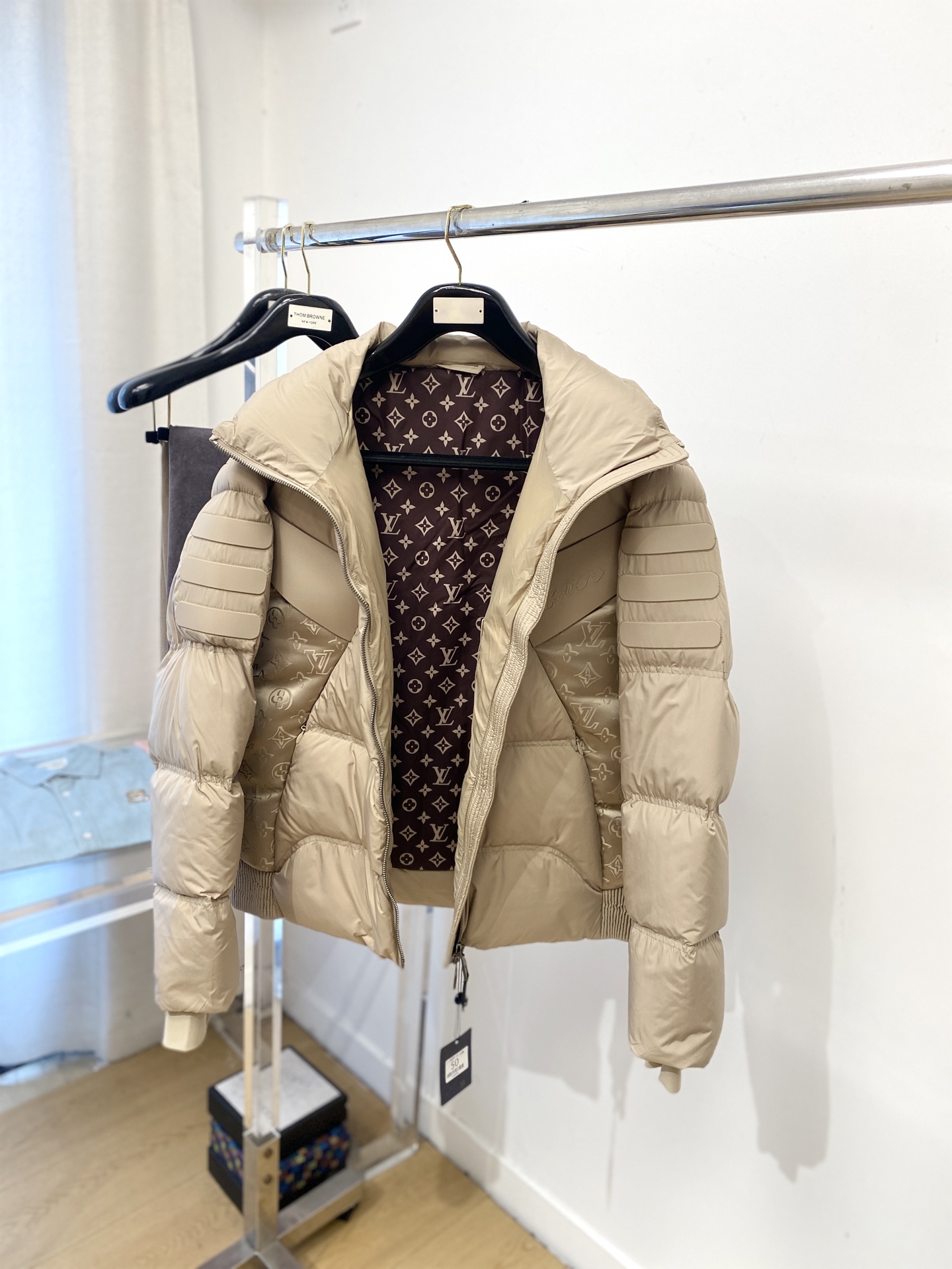 路易威登、2025最新款男士轻薄羽绒夹克外套、面料柔软舒适 ．上身版型超赞 ．拉链．辅料都是客供 、进口