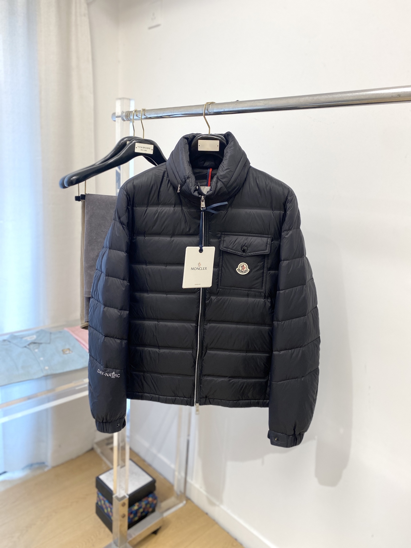 NO:572150,Covered mouth, the latest 2025 men's lightweight down jacket, the fabric is soft and comfortable.  The upper body shape is awesome.  zipper.  The accessories are all custom-supplied and imported fabrics, which are light and comfortable, warm and stylish, simple and elegant!  Lightweight and warm, the best choice to keep out the cold in autumn and winter. Size M-3XL,,Moncler,jackets & coats,jackets & coats,down jacket,alexander wang19860909蒙口、2025最新款男士轻薄羽绒夹克外套、面料柔软舒适 ．上身版型超赞 ．拉链．辅料都是客供 、进口面料,轻便舒适,保暖有型、简单大方款式！轻便保暖、秋冬御寒的最佳选择 码数M-3XL,,Moncler,jackets & coats,jackets & coats,down jacket,alexander wang,Men's clothing