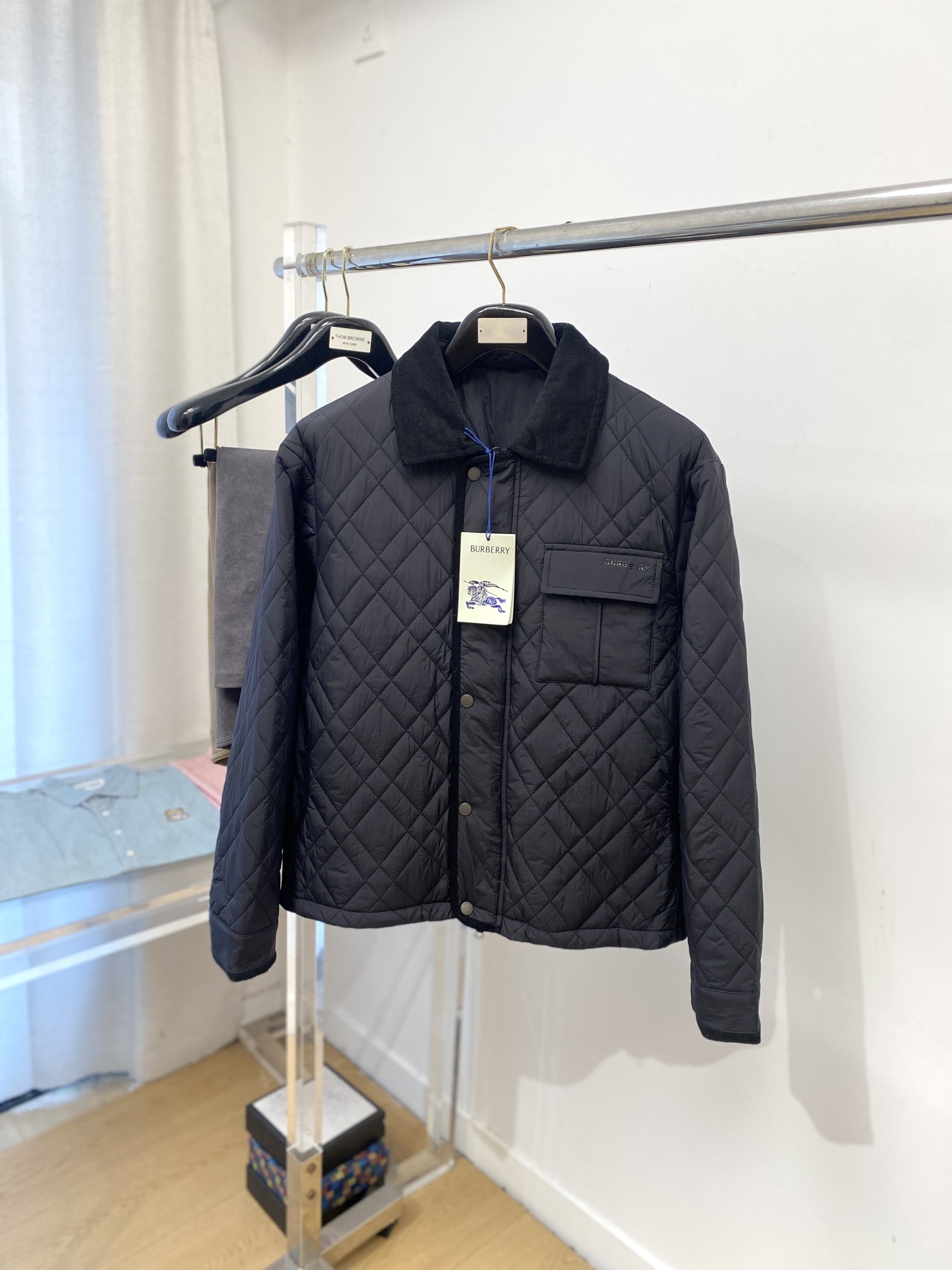 NO:572147,Burberry, 2025 new jacket, fashionable and handsome, top-notch printed letter logo on the chest, simple and versatile, customized original fabric, not only crisp and trendy silhouette, but also comfortable to wear, more delicate yarn weaving, size M-3XL,,burberry,jackets & coats,jackets & coats,alexander wang19860909巴宝莉、2025新品夹克外套,时尚帅气,胸前顶级印胶字母logo,简约百搭款,定制原版面料,不仅挺括,保持潮流的廓形,又穿着舒适,纱织更细腻,码数M-3XL,,burberry,jackets & coats,jackets & coats,alexander wang,Men's clothing