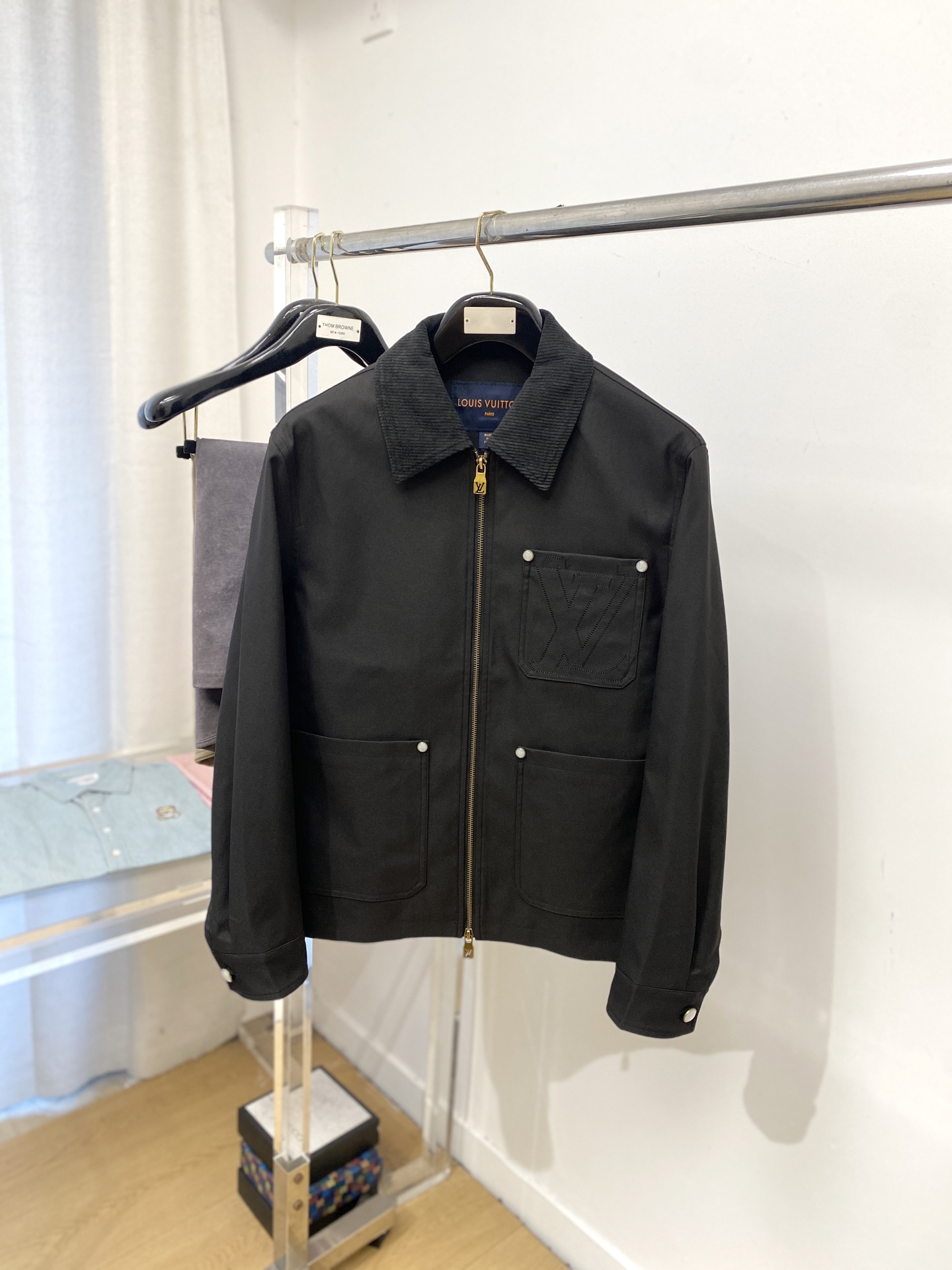 NO:572143,Louis Vuitton, 2025 new jacket, fashionable and handsome, exquisite embroidered letter logo on the chest, simple and versatile style, customized original fabric, not only stiff, maintaining the trendy silhouette, but also comfortable to wear, the yarn is more delicate, size M-3XL,, louis vuitton, jackets & coats, jackets & coats, alexander wang19860909路易威登、2025新品夹克外套,时尚帅气,胸前精致刺绣字母logo,简约百搭款,定制原版面料,不仅挺括,保持潮流的廓形,又穿着舒适,纱织更细腻,码数M-3XL,,louis vuitton,jackets & coats,jackets & coats,alexander wang,Men's clothing