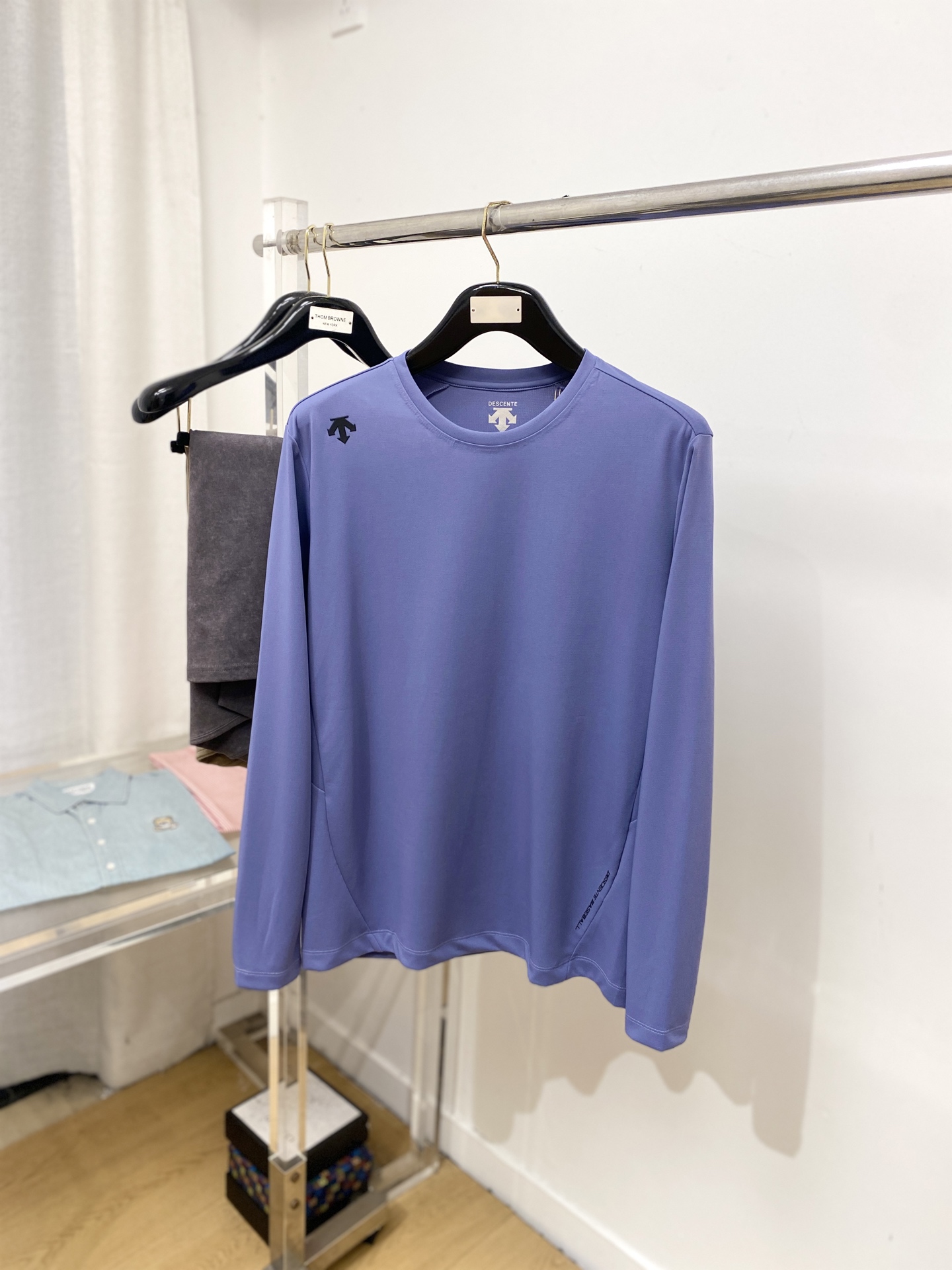 NO:572130,DESCENTE, 2025 new long-sleeved product, handsome and fashionable, top-notch printed logo on the shoulder, simple and versatile. The fabric cotton is not only crisp and maintains the trendy silhouette, but also comfortable to wear, and the yarn is more delicate. Size M-3XL,, alexander wang19860909DESCENTE迪桑特、2025新品长袖,帅气时尚,肩部顶级印胶图案logo,简约百搭款.面料棉 不仅挺括,保持潮流的廓形,又穿着舒适,纱织更细腻,码数M-3XL,,alexander wang,Men's clothing