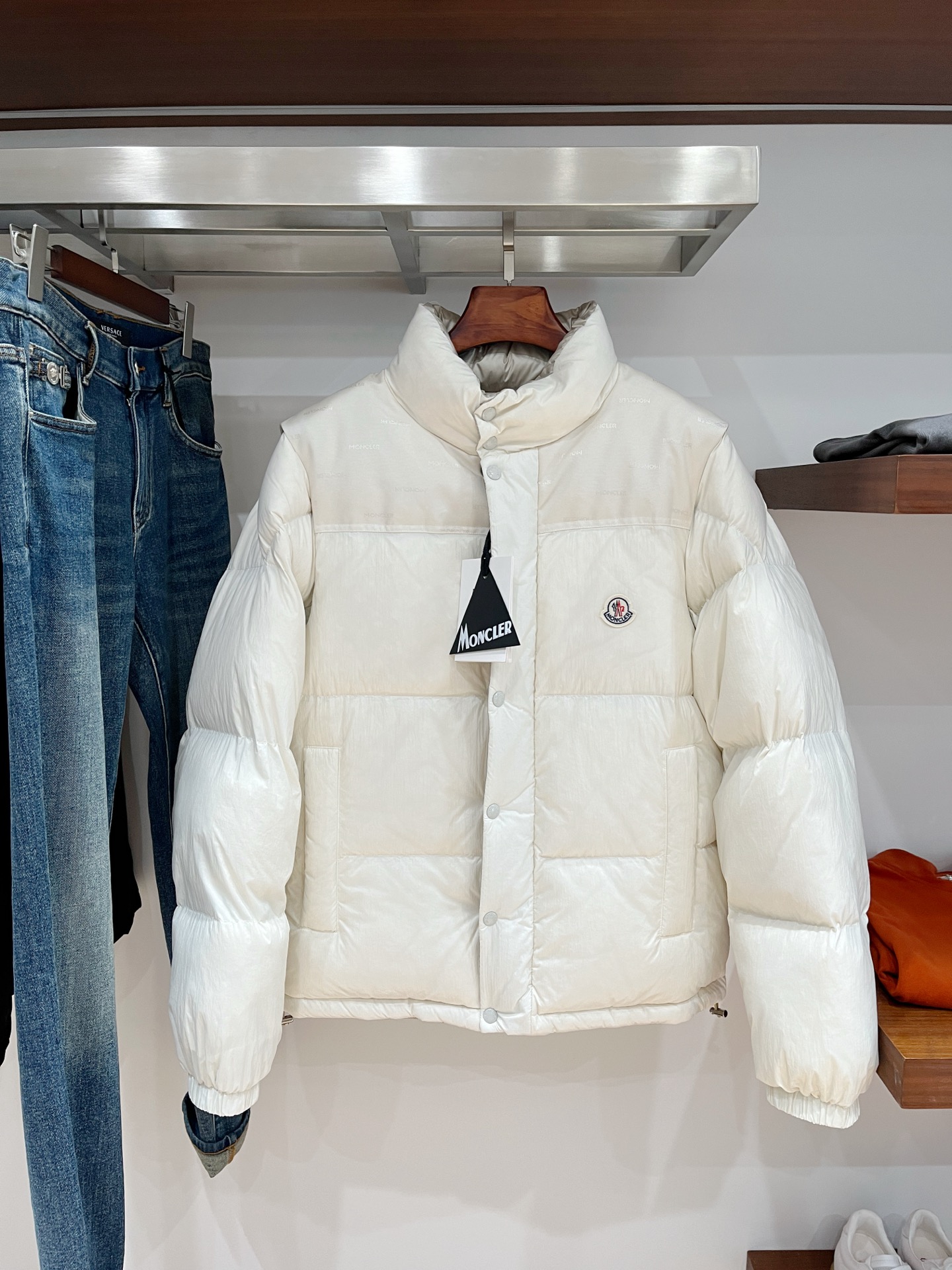 NO:573169,Covered mouth, the latest 2025 men's lightweight down jacket, the fabric is soft and comfortable.  The upper body shape is awesome.  zipper.  The accessories are all custom-supplied and imported fabrics, which are light and comfortable, warm and stylish, simple and elegant!  Lightweight and warm, the best choice to keep out the cold in autumn and winter. Size M-3XL,,Moncler,jackets & coats,jackets & coats,down jacket,alexander wang19860909蒙口、2025最新款男士轻薄羽绒夹克外套、面料柔软舒适 ．上身版型超赞 ．拉链．辅料都是客供 、进口面料,轻便舒适,保暖有型、简单大方款式！轻便保暖、秋冬御寒的最佳选择 码数M-3XL,,Moncler,jackets & coats,jackets & coats,down jacket,alexander wang,Men's clothing