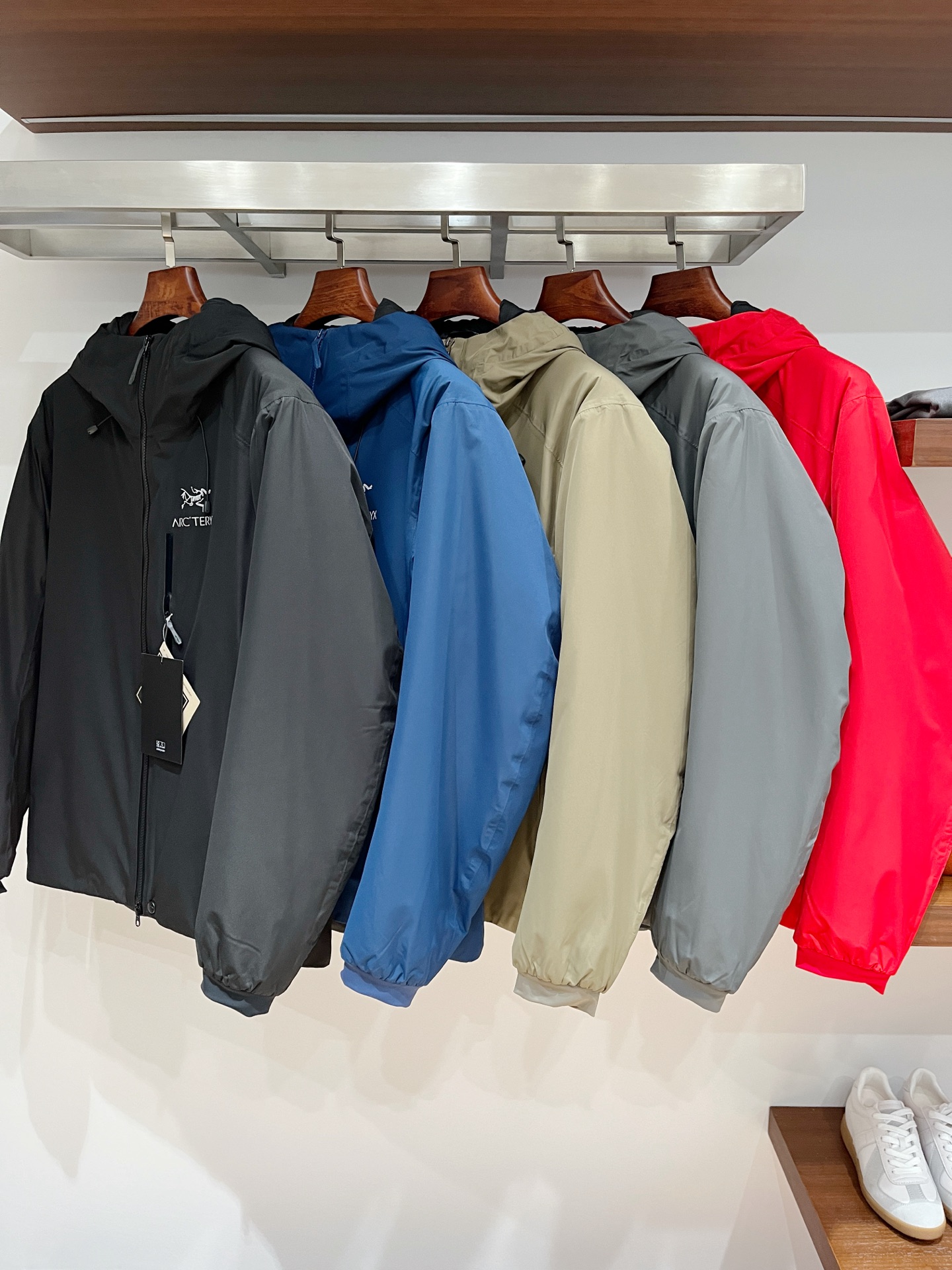 始祖鸟、2025最新款男士轻薄羽绒夹克外套、面料柔软舒适 ．上身版型超赞 ．拉链．辅料都是客供 、进口面