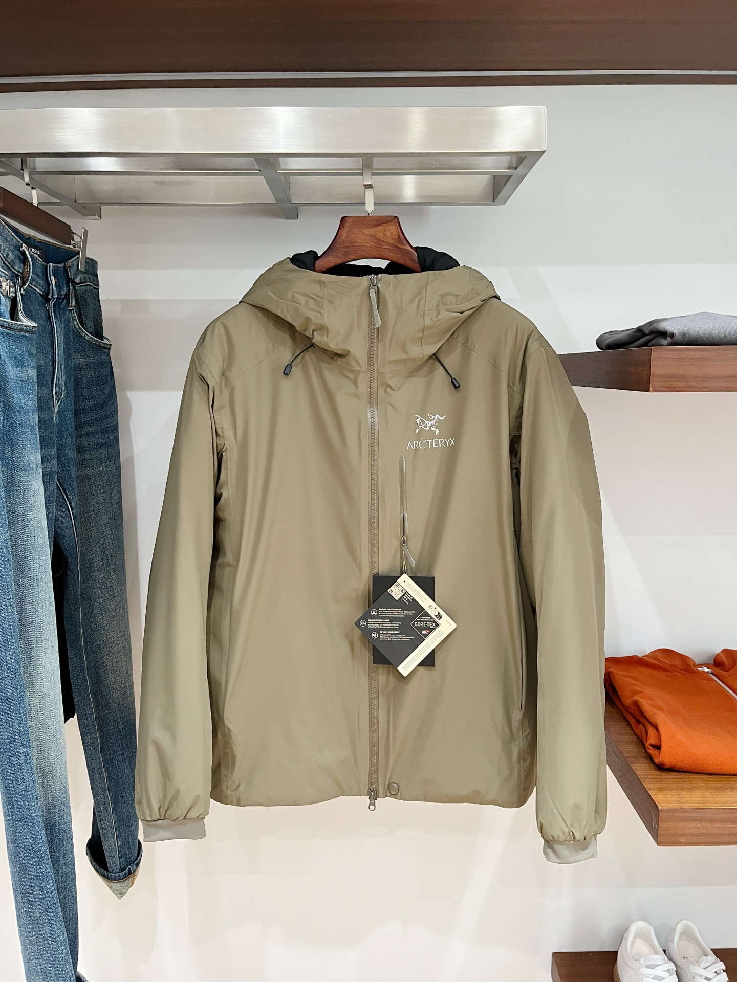 NO:573163,Arc'teryx, the latest 2025 men's lightweight down jacket, the fabric is soft and comfortable.  The upper body shape is awesome.  zipper.  The accessories are all custom-supplied and imported fabrics, which are light and comfortable, warm and stylish, simple and elegant!  Lightweight and warm, the best choice to keep out the cold in autumn and winter. Size M-3XL,arc'teryx,jackets & coats,jackets & coats,down jacket,alexander wang19860909始祖鸟、2025最新款男士轻薄羽绒夹克外套、面料柔软舒适 ．上身版型超赞 ．拉链．辅料都是客供 、进口面料,轻便舒适,保暖有型、简单大方款式！轻便保暖、秋冬御寒的最佳选择 码数M-3XL,arc'teryx,jackets & coats,jackets & coats,down jacket,alexander wang,Men's clothing