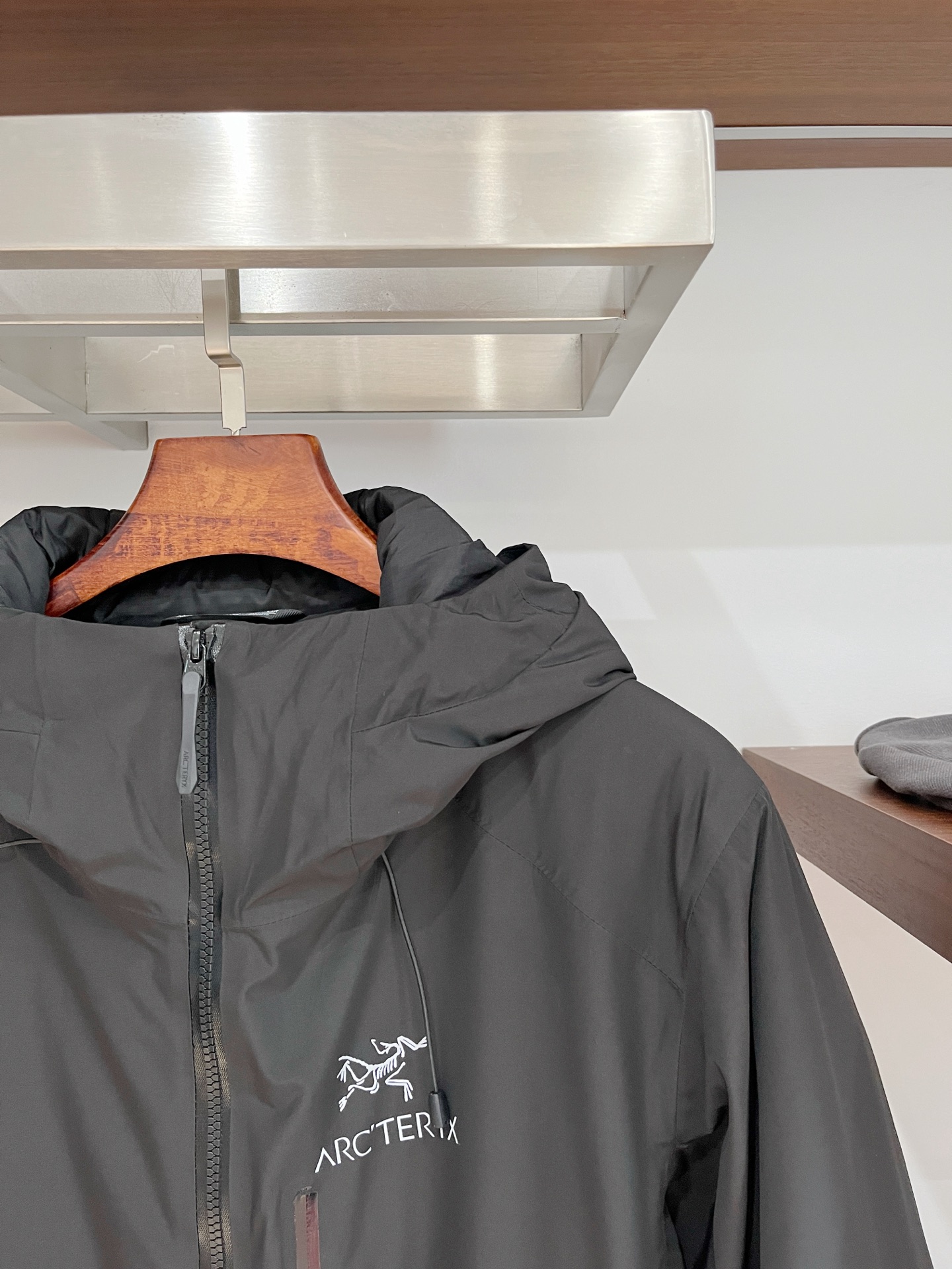 始祖鸟、2025最新款男士轻薄羽绒夹克外套、面料柔软舒适 ．上身版型超赞 ．拉链．辅料都是客供 、进口面