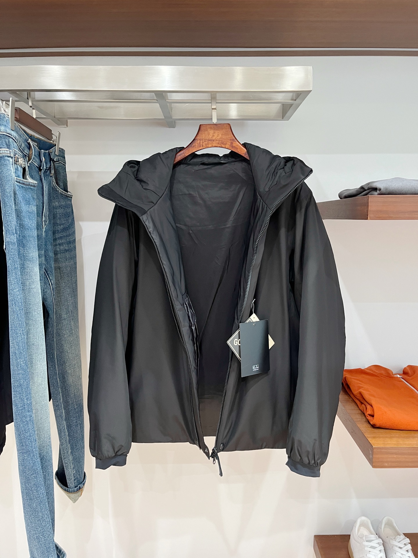 始祖鸟、2025最新款男士轻薄羽绒夹克外套、面料柔软舒适 ．上身版型超赞 ．拉链．辅料都是客供 、进口面