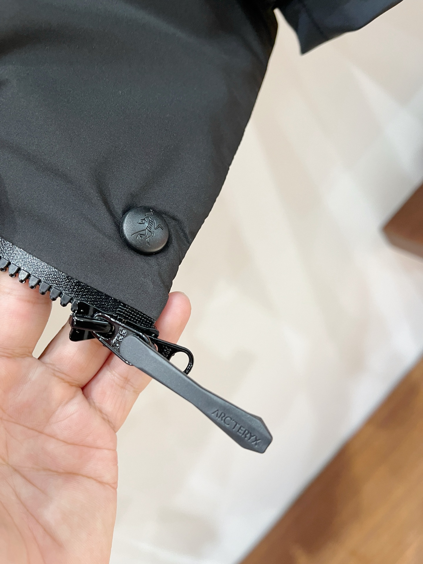 始祖鸟、2025最新款男士轻薄羽绒夹克外套、面料柔软舒适 ．上身版型超赞 ．拉链．辅料都是客供 、进口面