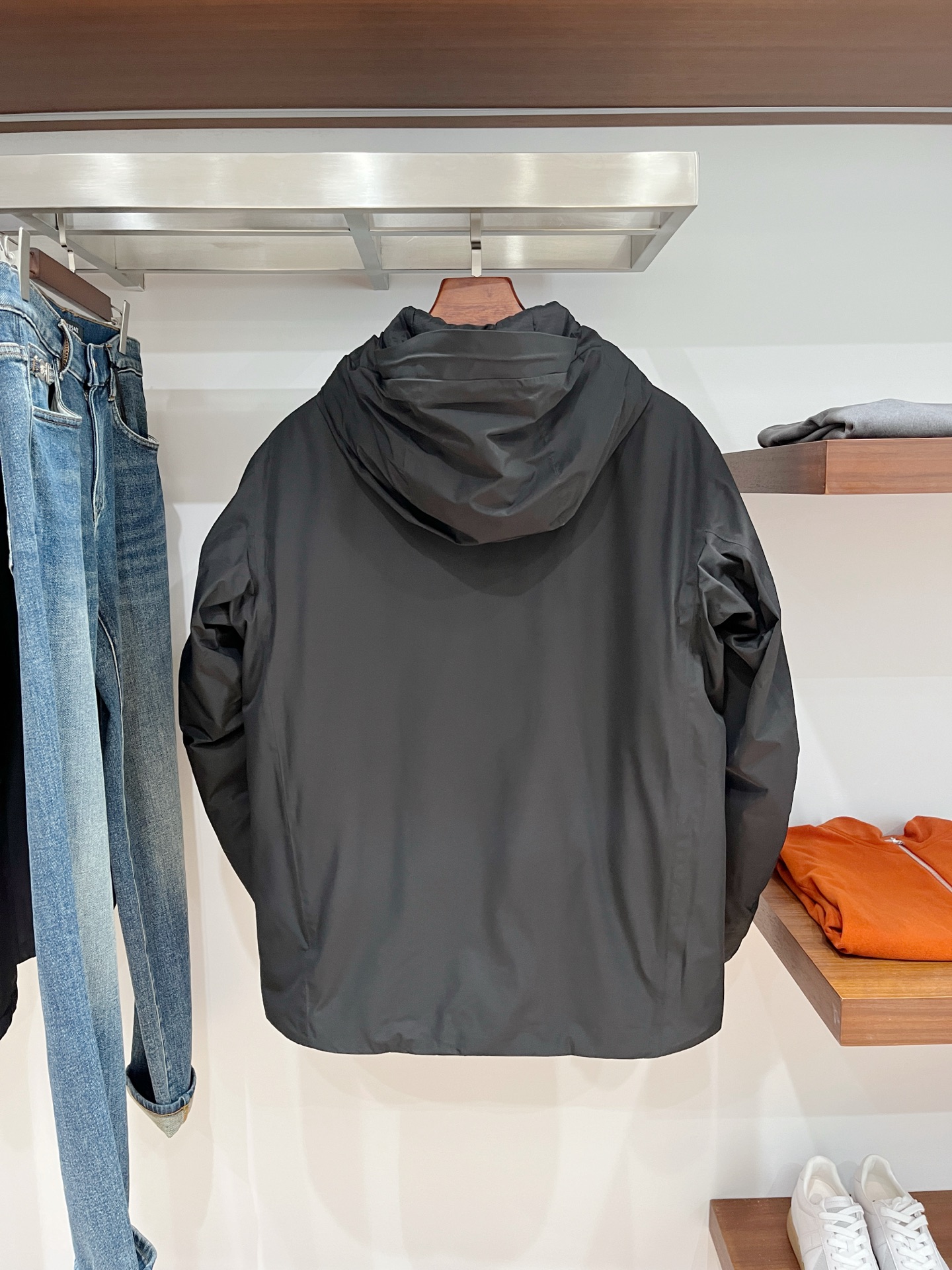 始祖鸟、2025最新款男士轻薄羽绒夹克外套、面料柔软舒适 ．上身版型超赞 ．拉链．辅料都是客供 、进口面