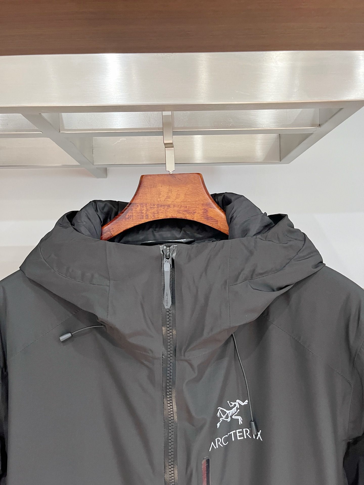 始祖鸟、2025最新款男士轻薄羽绒夹克外套、面料柔软舒适 ．上身版型超赞 ．拉链．辅料都是客供 、进口面