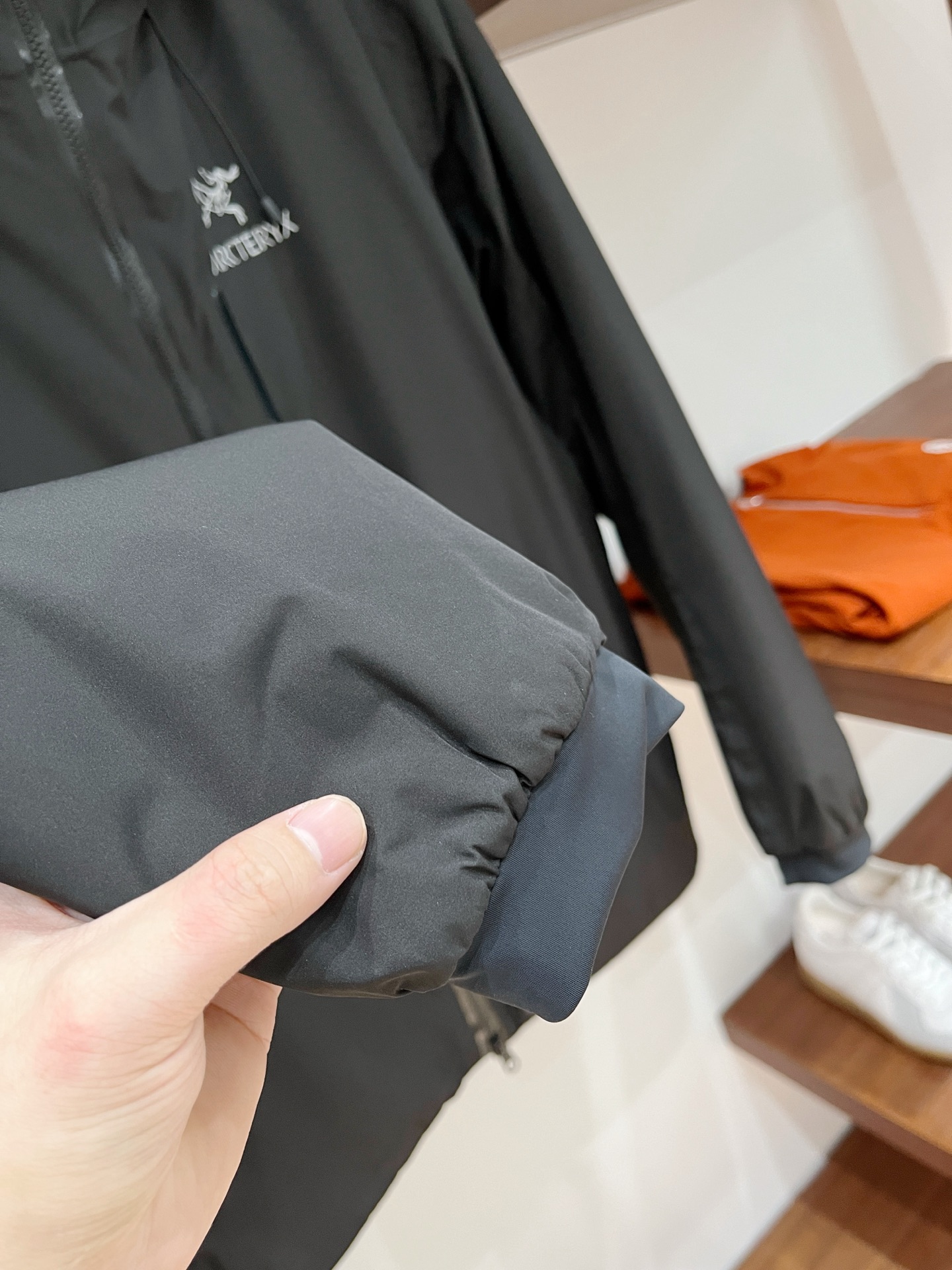 始祖鸟、2025最新款男士轻薄羽绒夹克外套、面料柔软舒适 ．上身版型超赞 ．拉链．辅料都是客供 、进口面