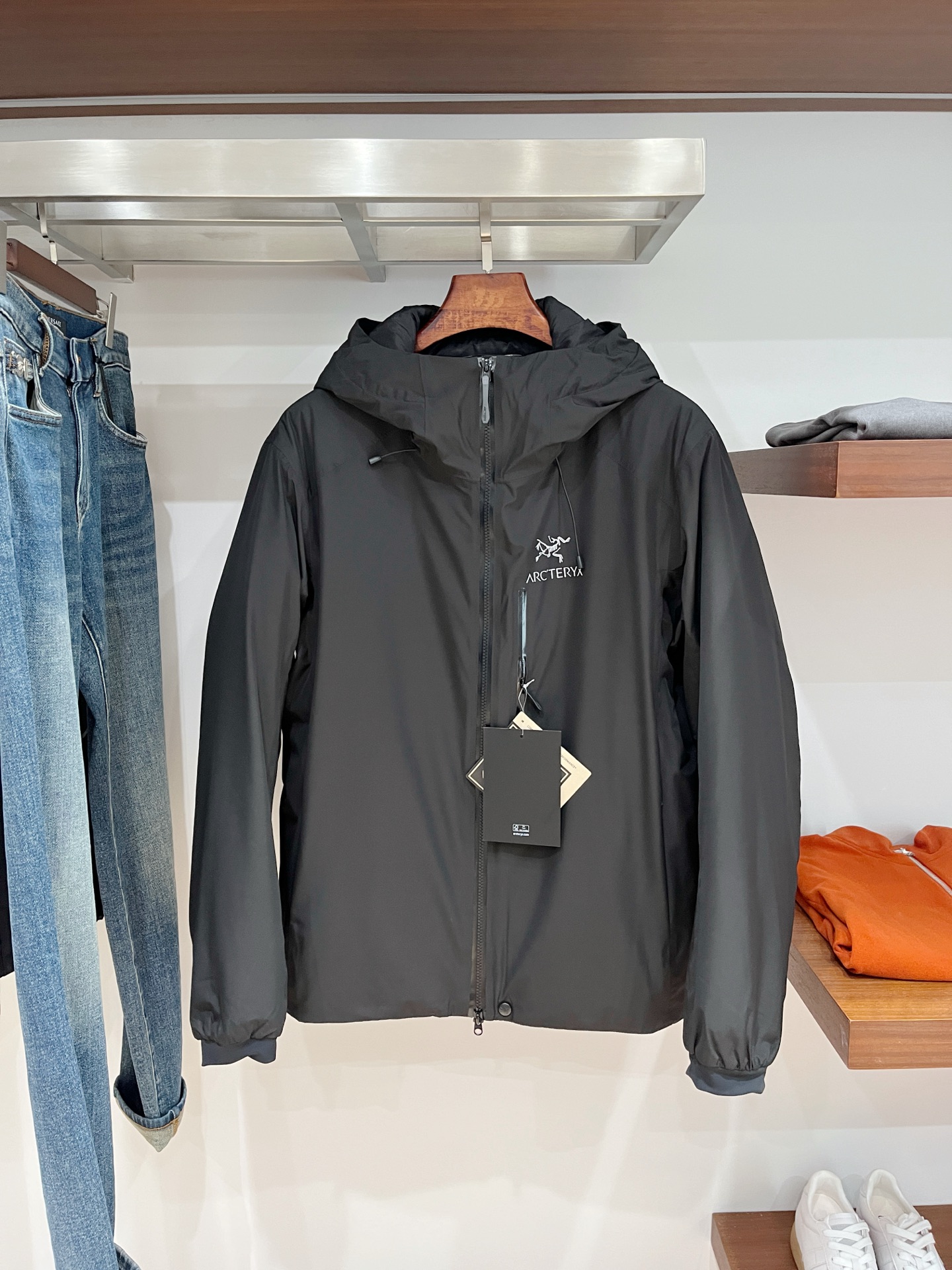 始祖鸟、2025最新款男士轻薄羽绒夹克外套、面料柔软舒适 ．上身版型超赞 ．拉链．辅料都是客供 、进口面